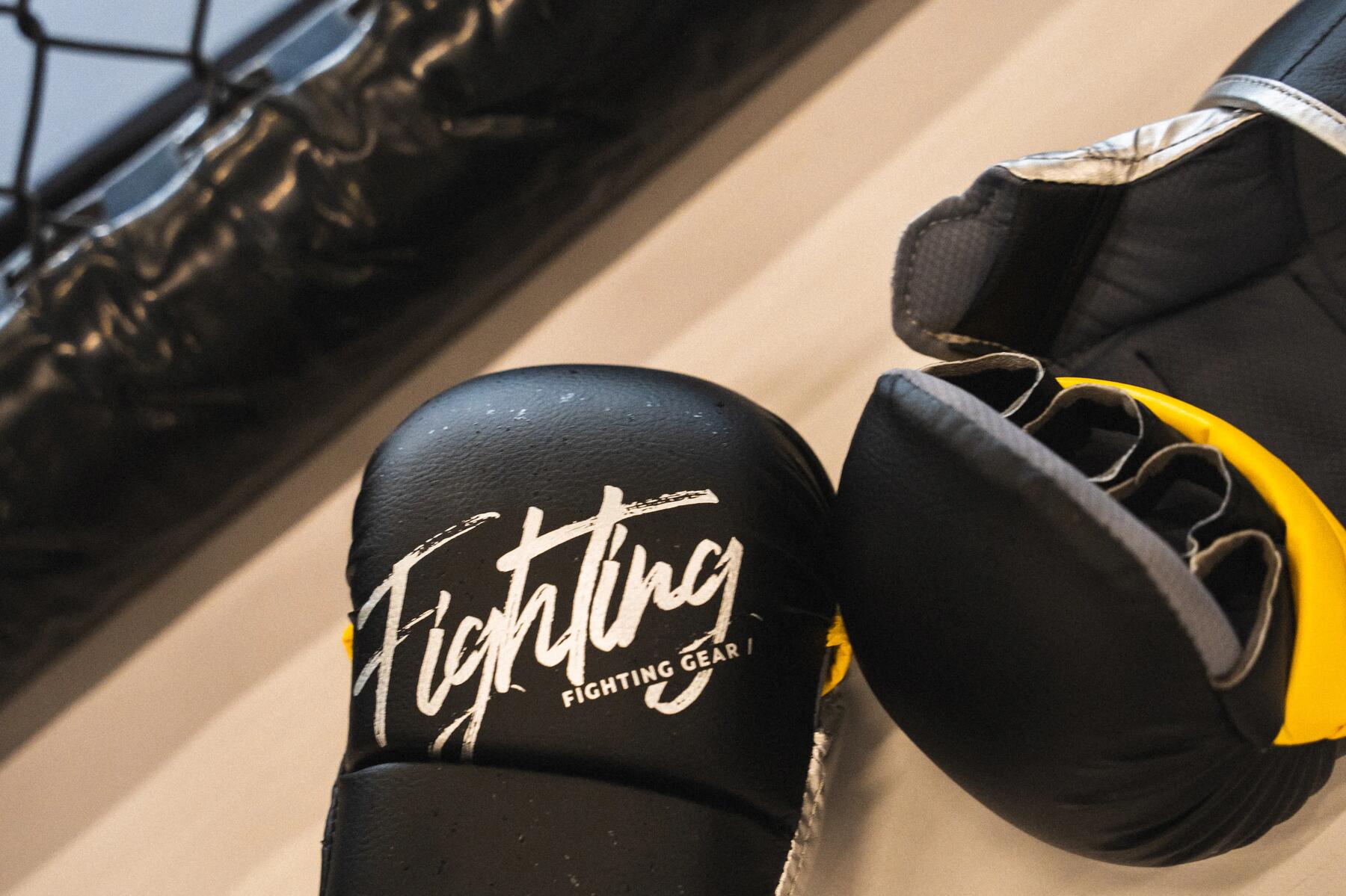 Mężczyźni trenujący w ringu muay thai