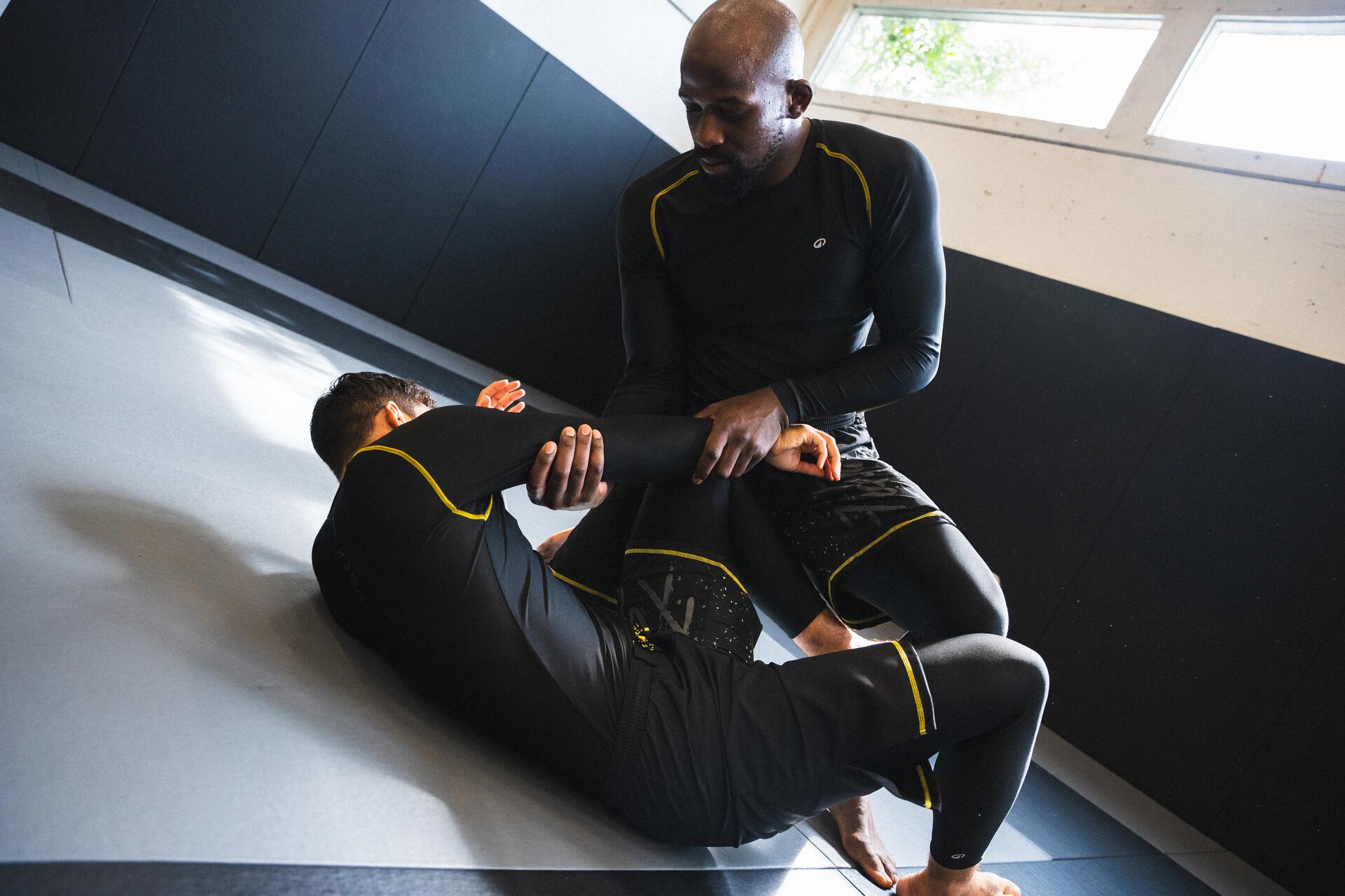 Zwei Sportler im Brazilian Jiu-Jitsu (BJJ) beim Grappling am Boden