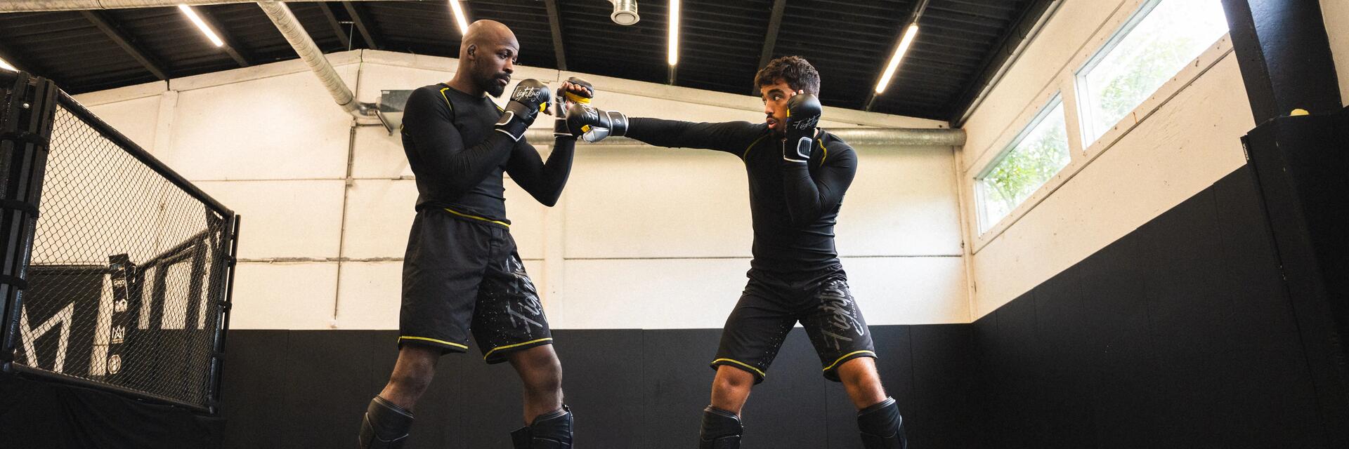 Mężczyźni ćwiczący muay thai