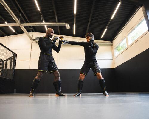 Mężczyźni ćwiczący muay thai