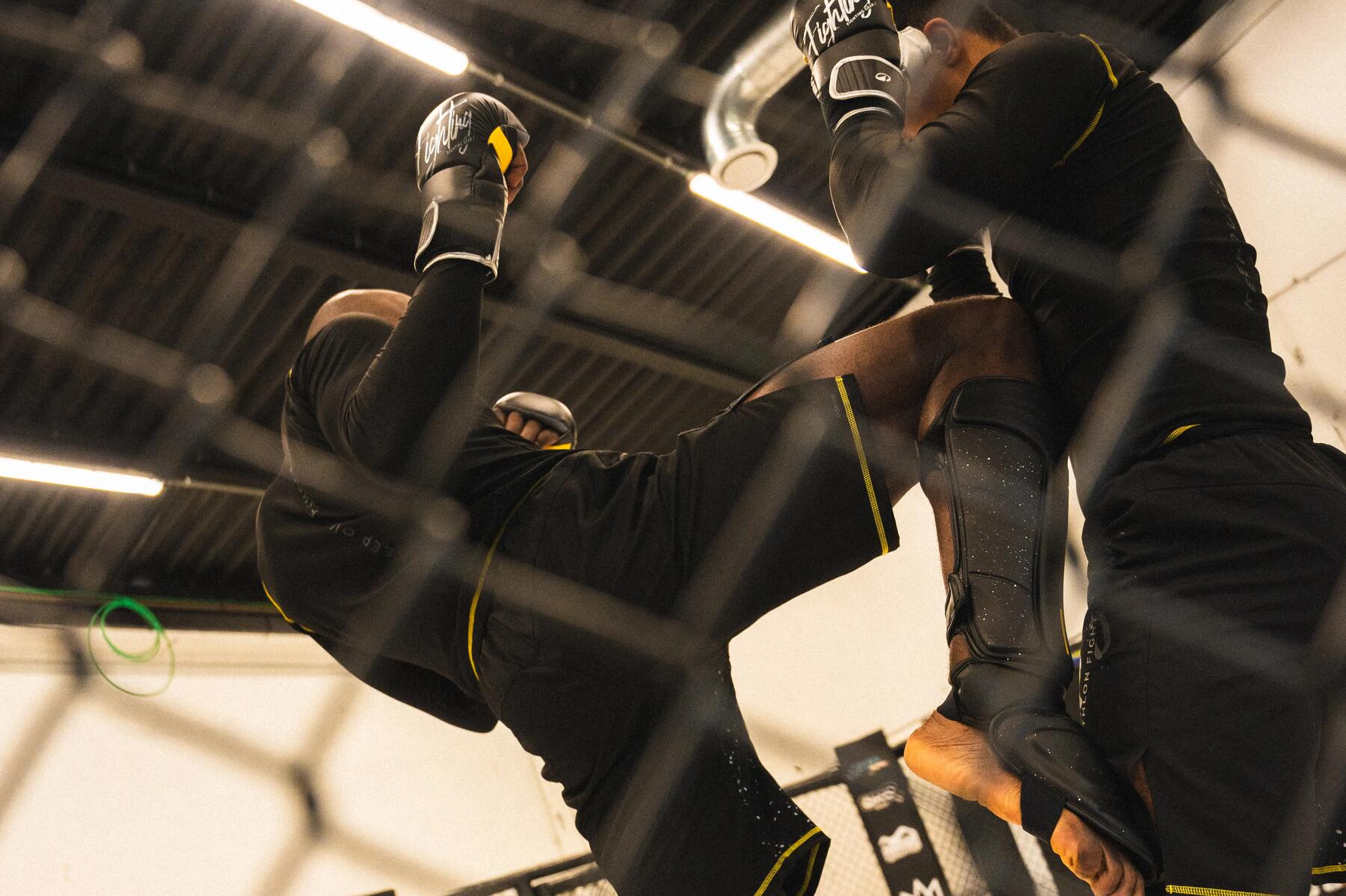 hombres practicando MMA