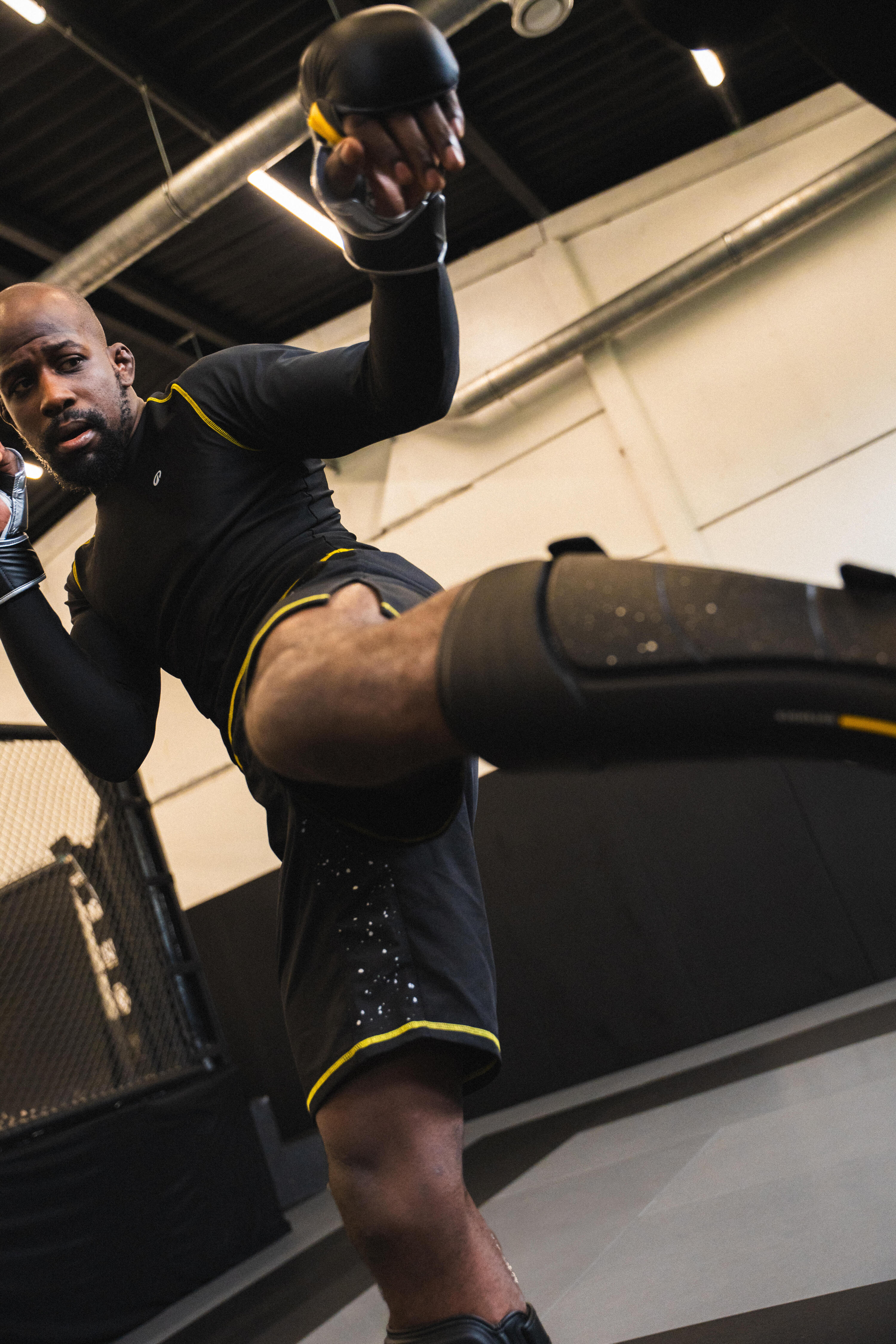 T-shirt rashguard uomo MMA e grappling nero-giallo 8/10