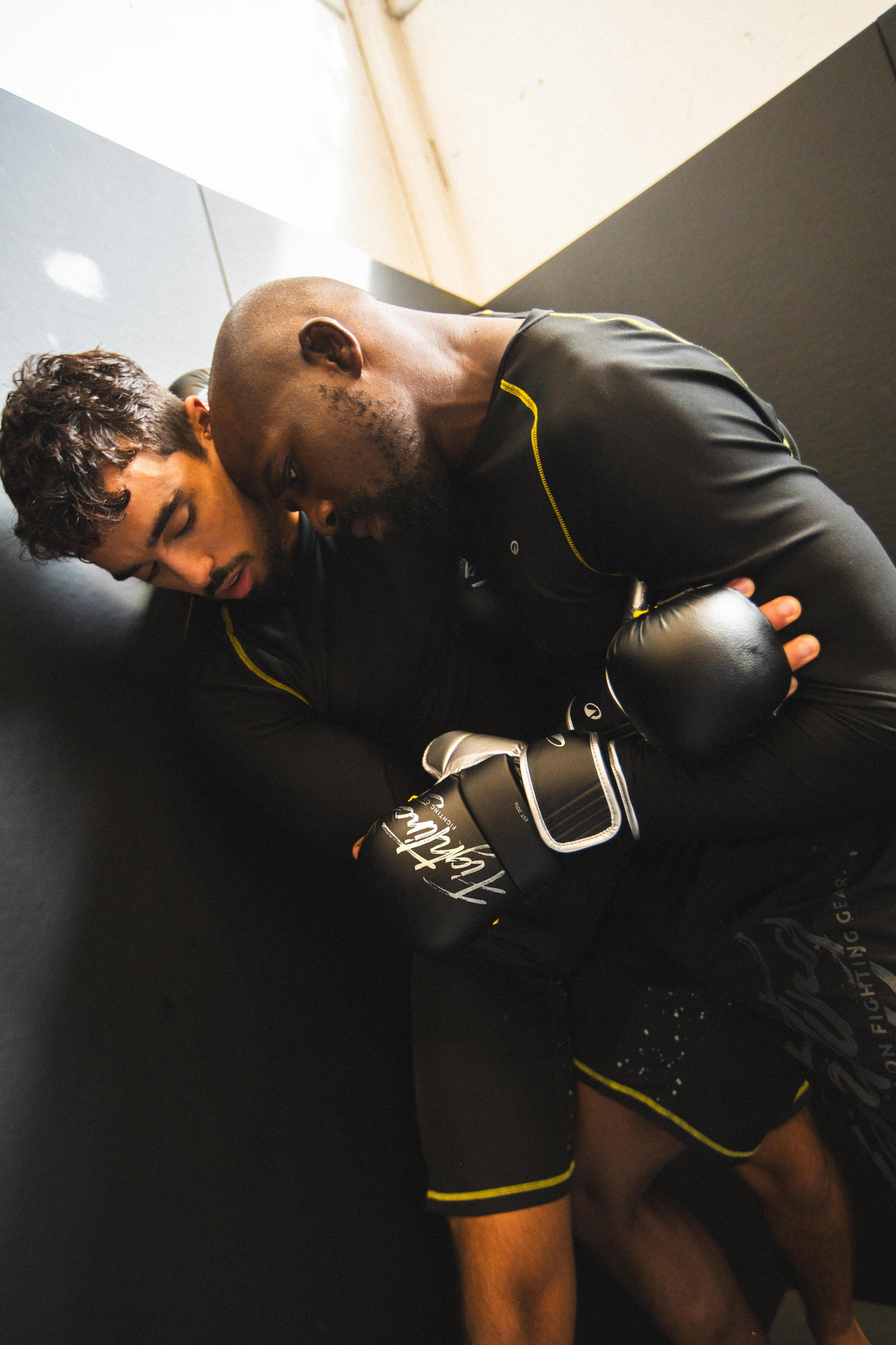 T-shirt rashguard uomo MMA e grappling nero-giallo 6/10