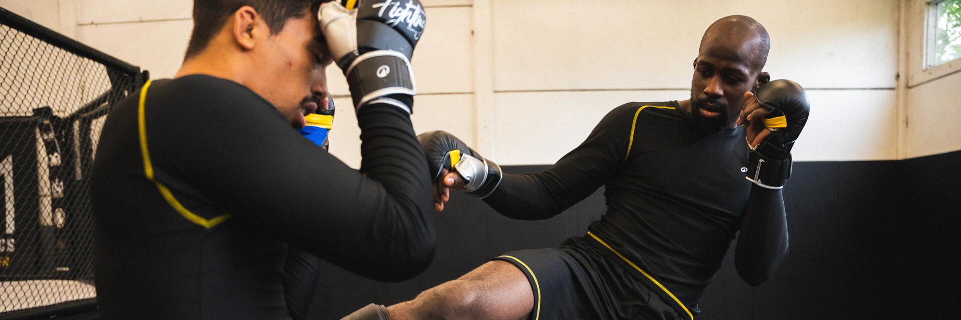 Mężczyźni ćwiczący kickboxing
