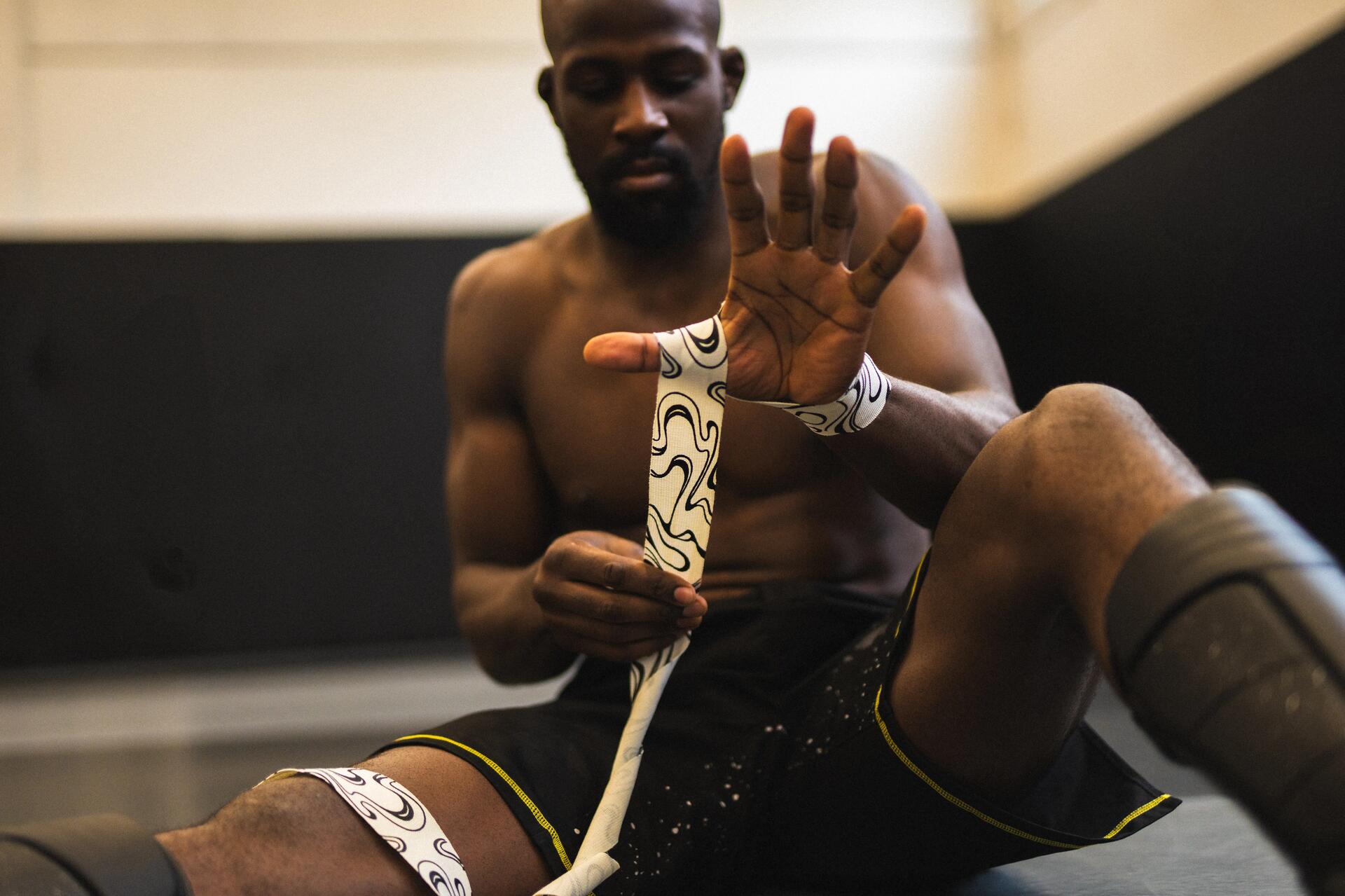 Ein MMA-Kämpfer bandagiert sich vor dem Kampf die Hände