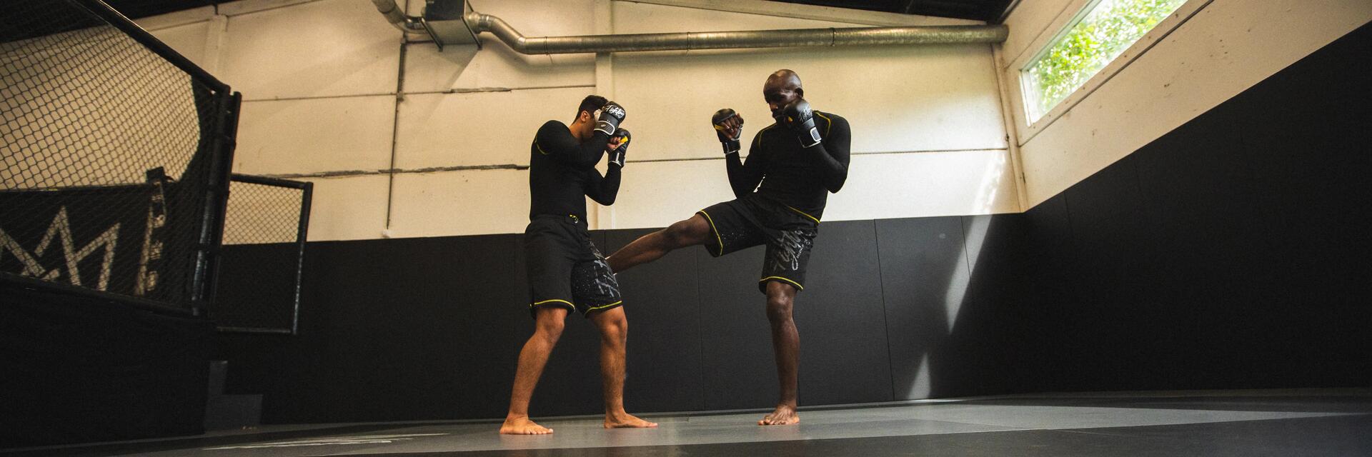 Dwóch mężczyzn w rękawicach trenujący na sali należący do UFC