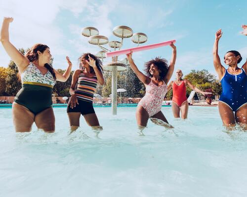 Summer glow: Inspiră-te din tendințele pentru costume de baie din 2025