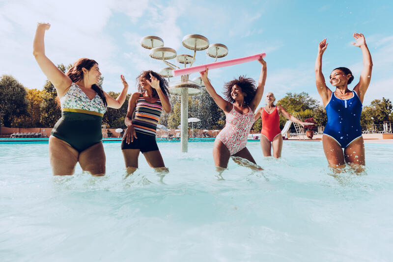 Summer glow: Inspiră-te din tendințele pentru costume de baie din 2025