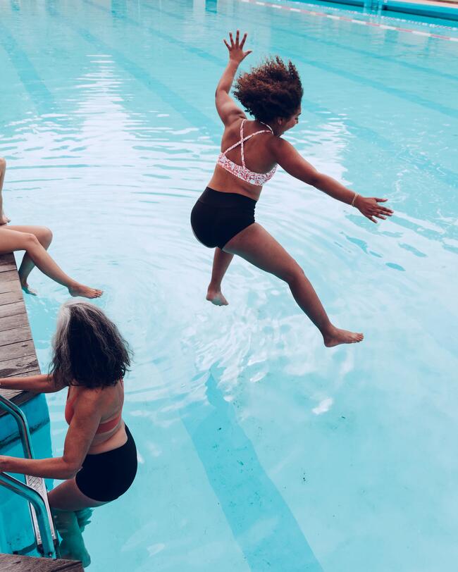Frau springt ins Wasser