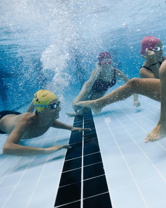 Kinder beim Spielen unterwasser, Badekappe, Schwimmbrille, Badeanzug, Badehose