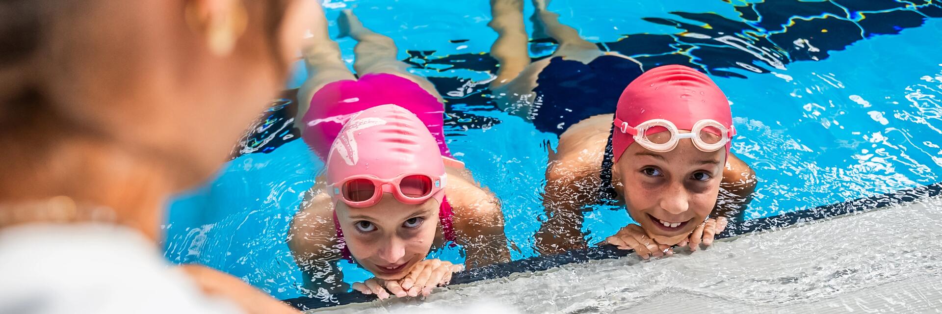 enfants à un cours de natation