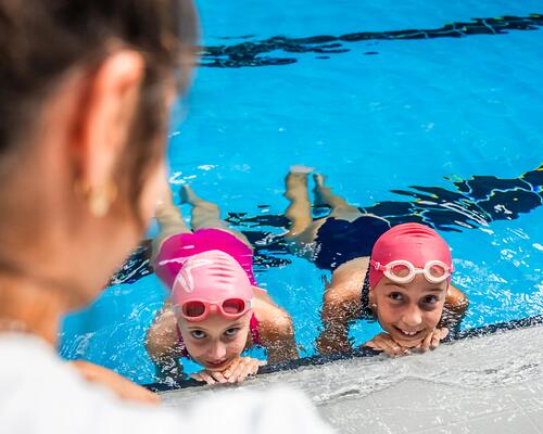 enfants à un cours de natation
