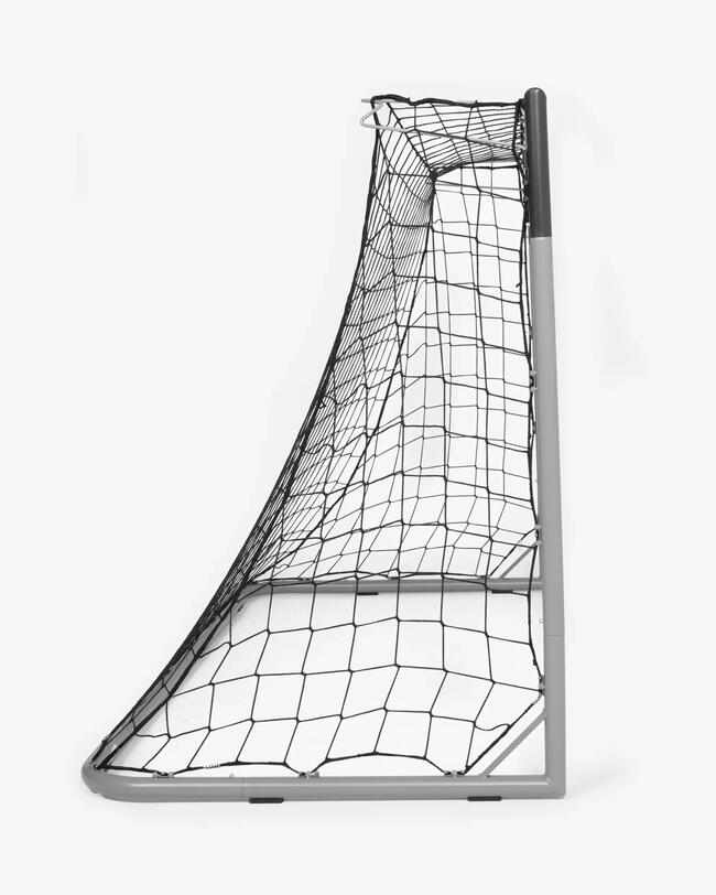 Fußballtor in grau und schwarz mit weißem Hintergrund.