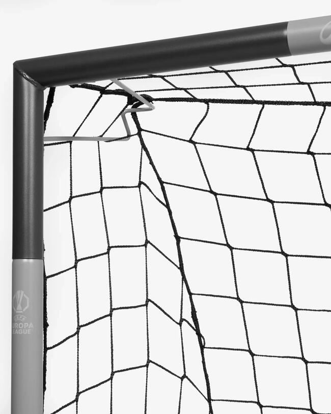 Linkes Lattenkreuz eines Fußballtores in grau und schwarz mit Europa-League-Label.