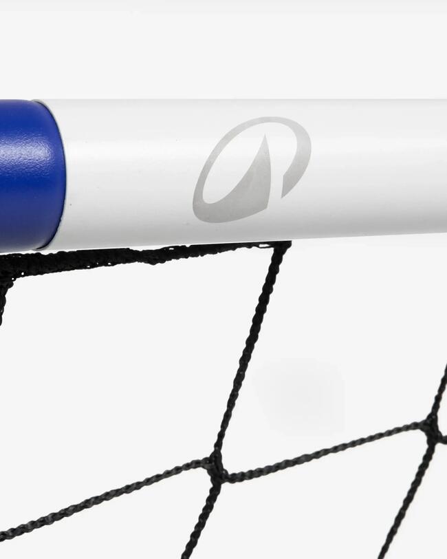 Latte mit Decathlon-Logo eines weiß-blauen Fußballtores.