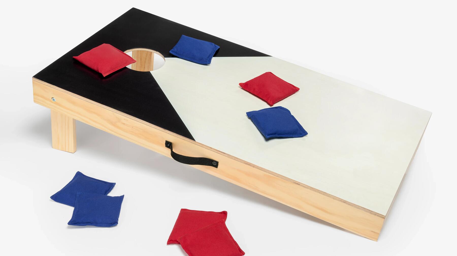 Een cornhole bord en cornhole-zakjes