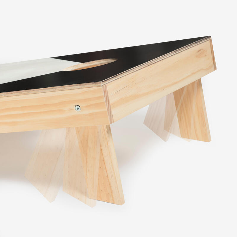 Sada cornhole připravená ke hře 