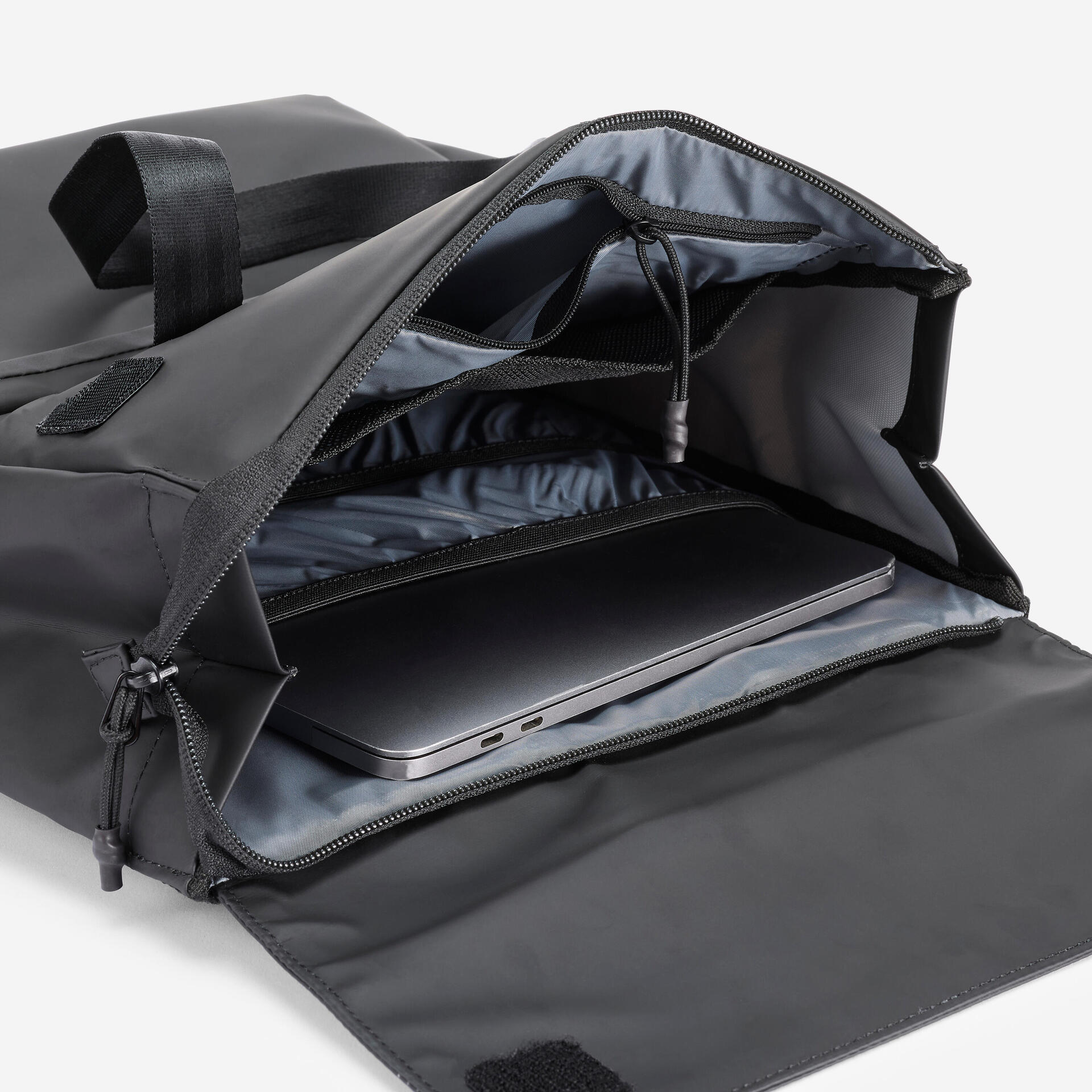 15 L water repellent backpack with laptop compartment