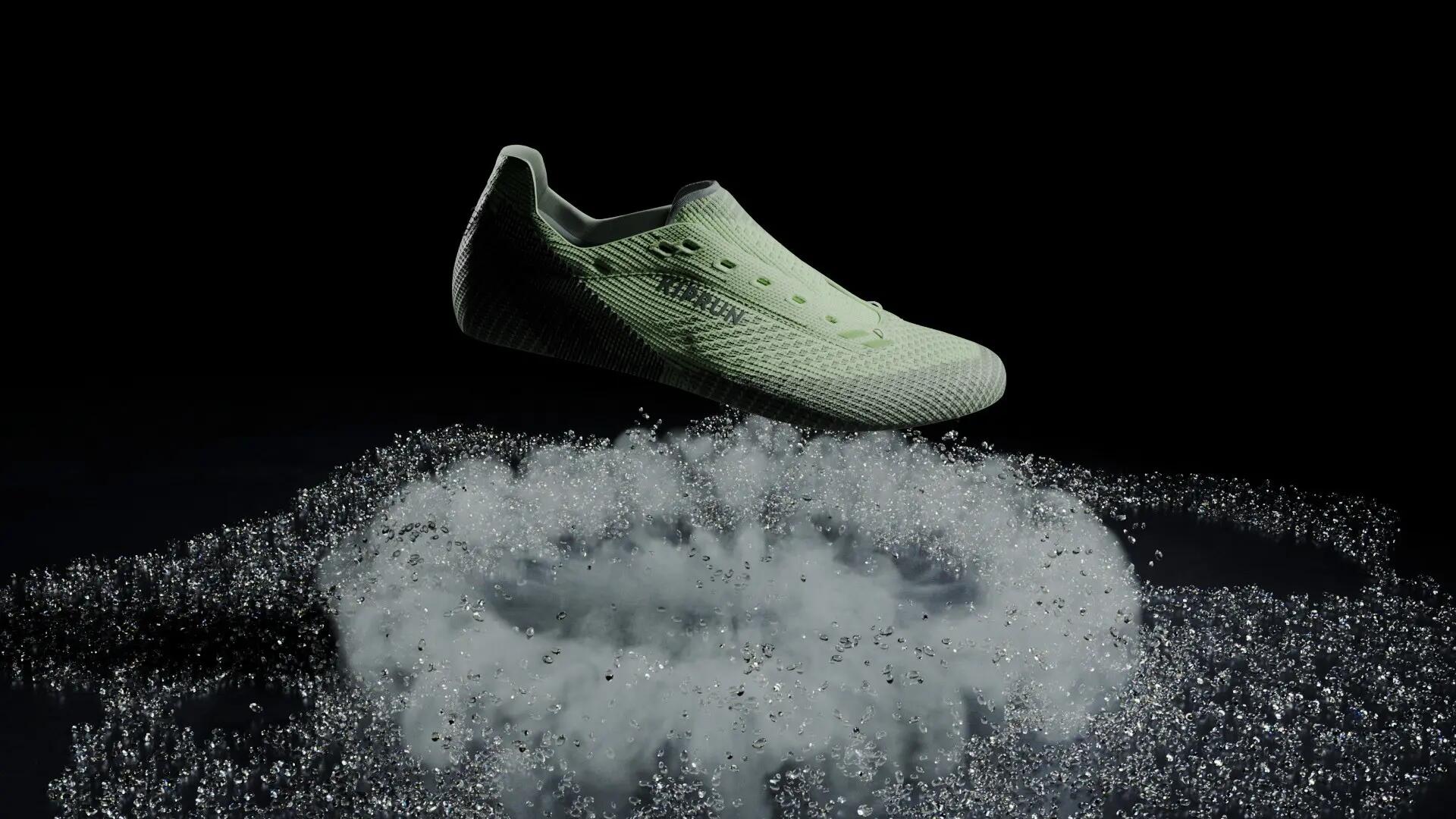 Sapatilha de corrida Kiprun verde clara a flutuar sobre água e vapor com fundo escuro.