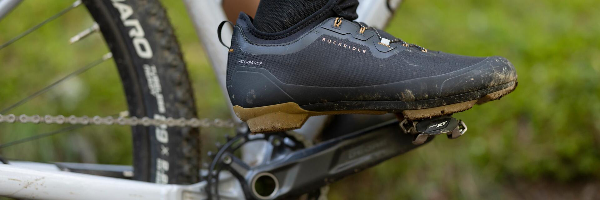Iemand met klikpedalen met schoenen van Rockrider