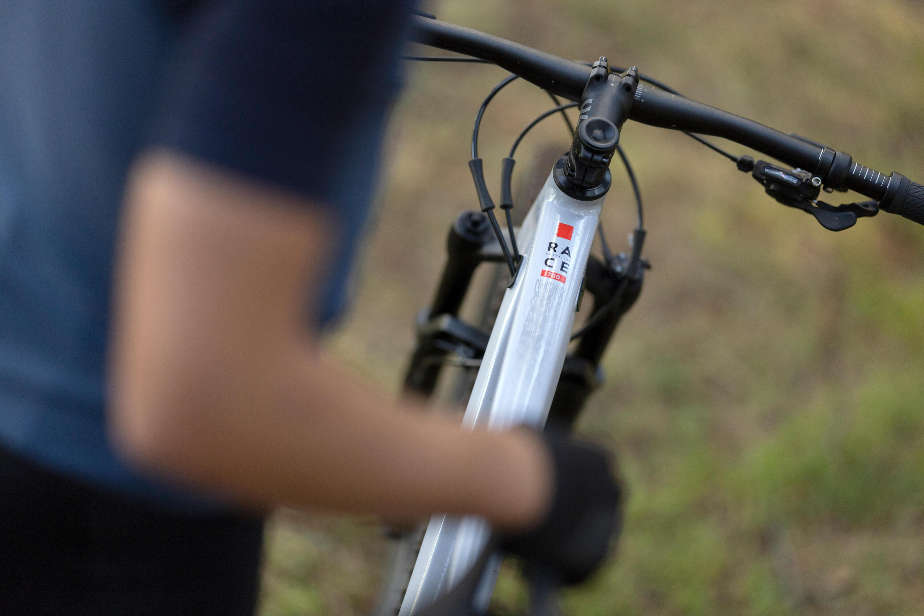 Velo vtt cross country race 700 cadre aluminium gris 13/15