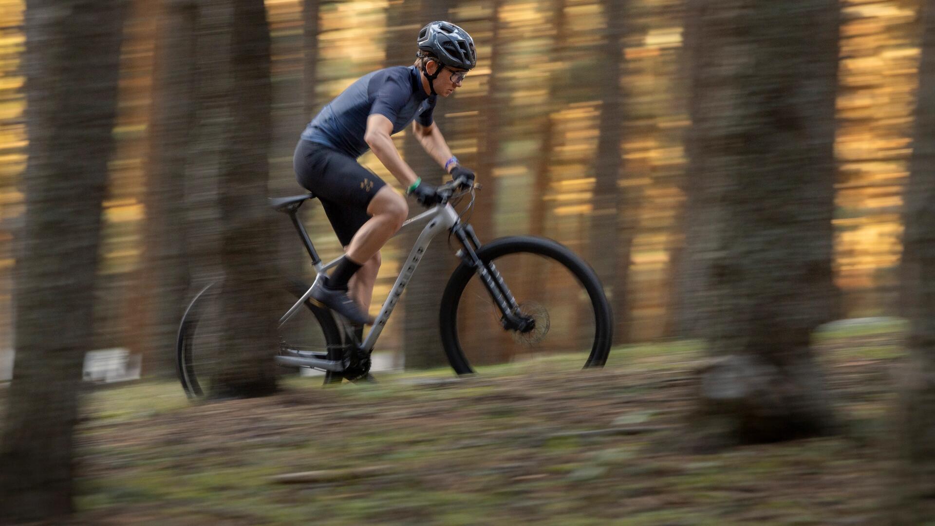 VTT en montée forêt