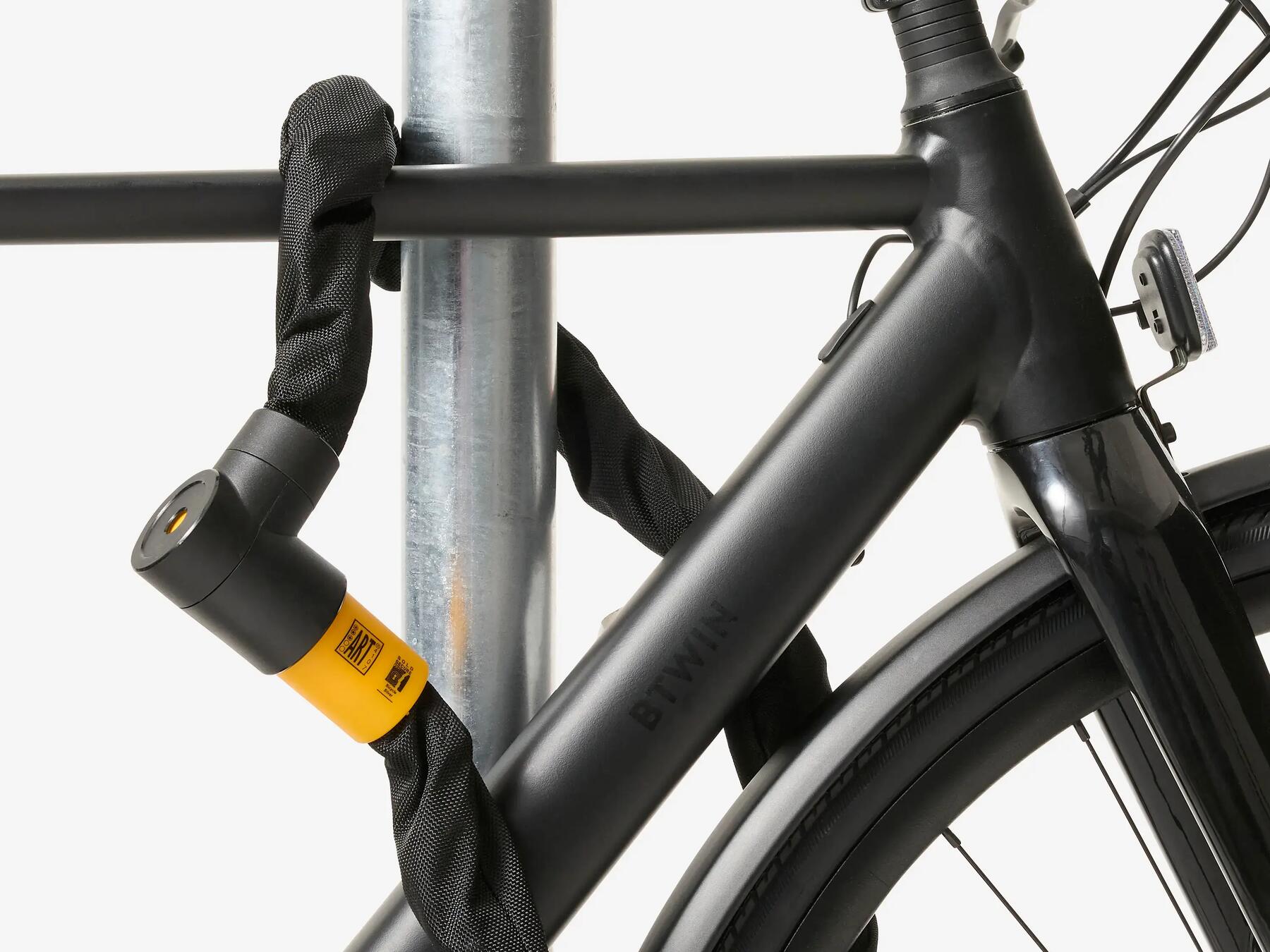 Een kettingslot rond een BTWIN fiets