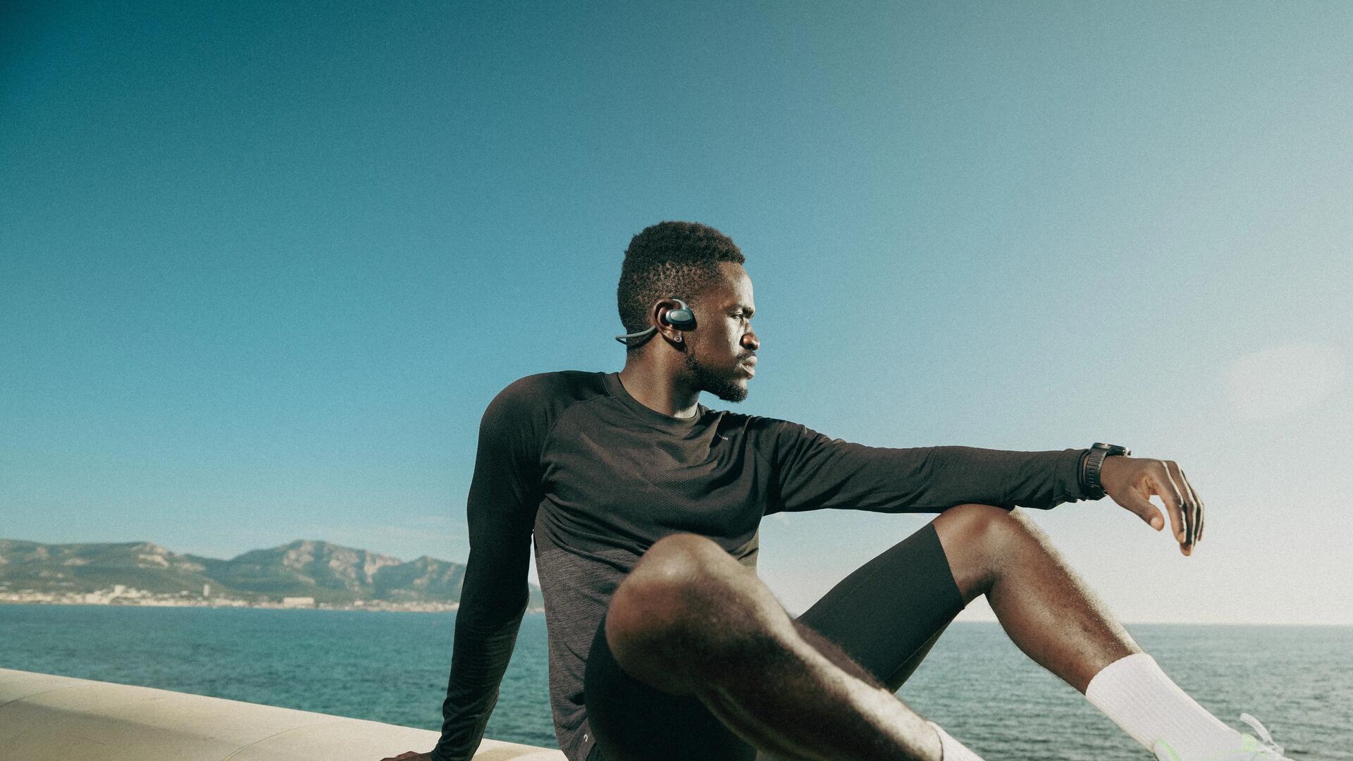 Femme qui sélectionne un podcast avant sa course