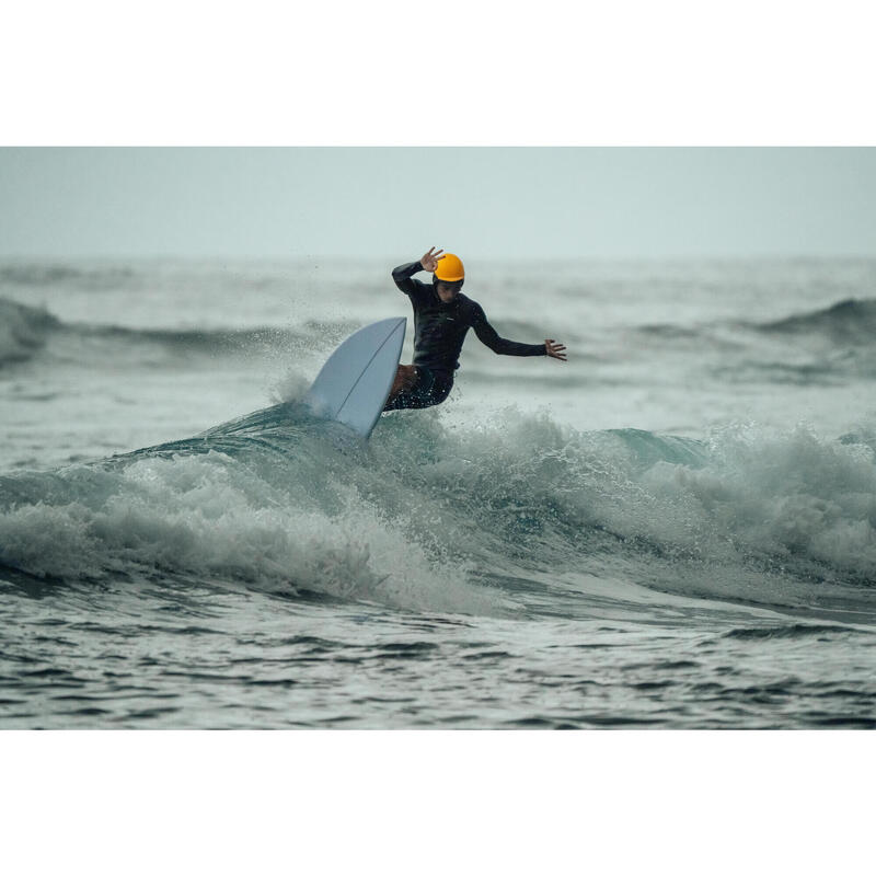 Casque pour la pratique du surf . Jaune