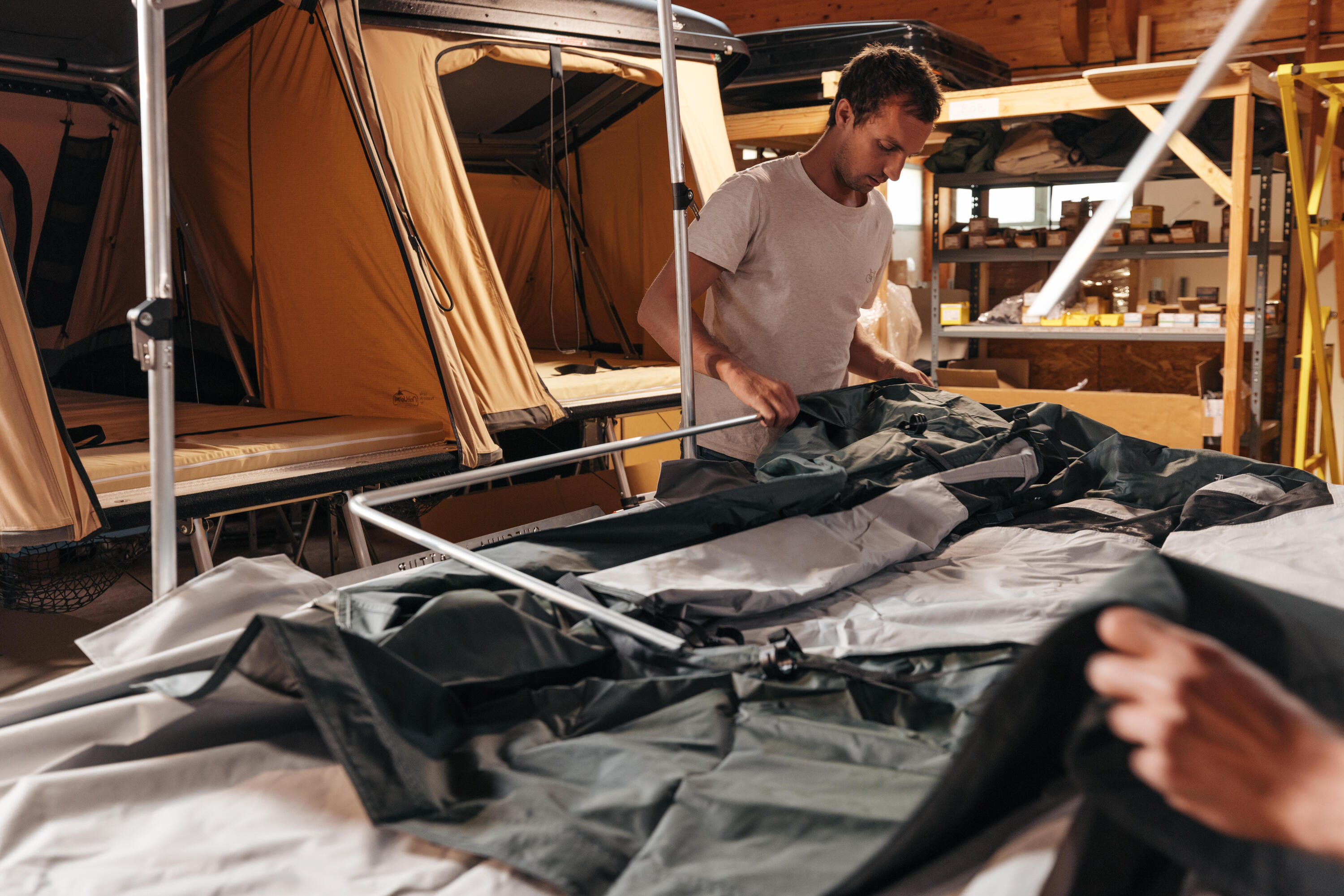 Quechua x NaïtUp Fresh & Black two-person hardtop roof tent 56/105
