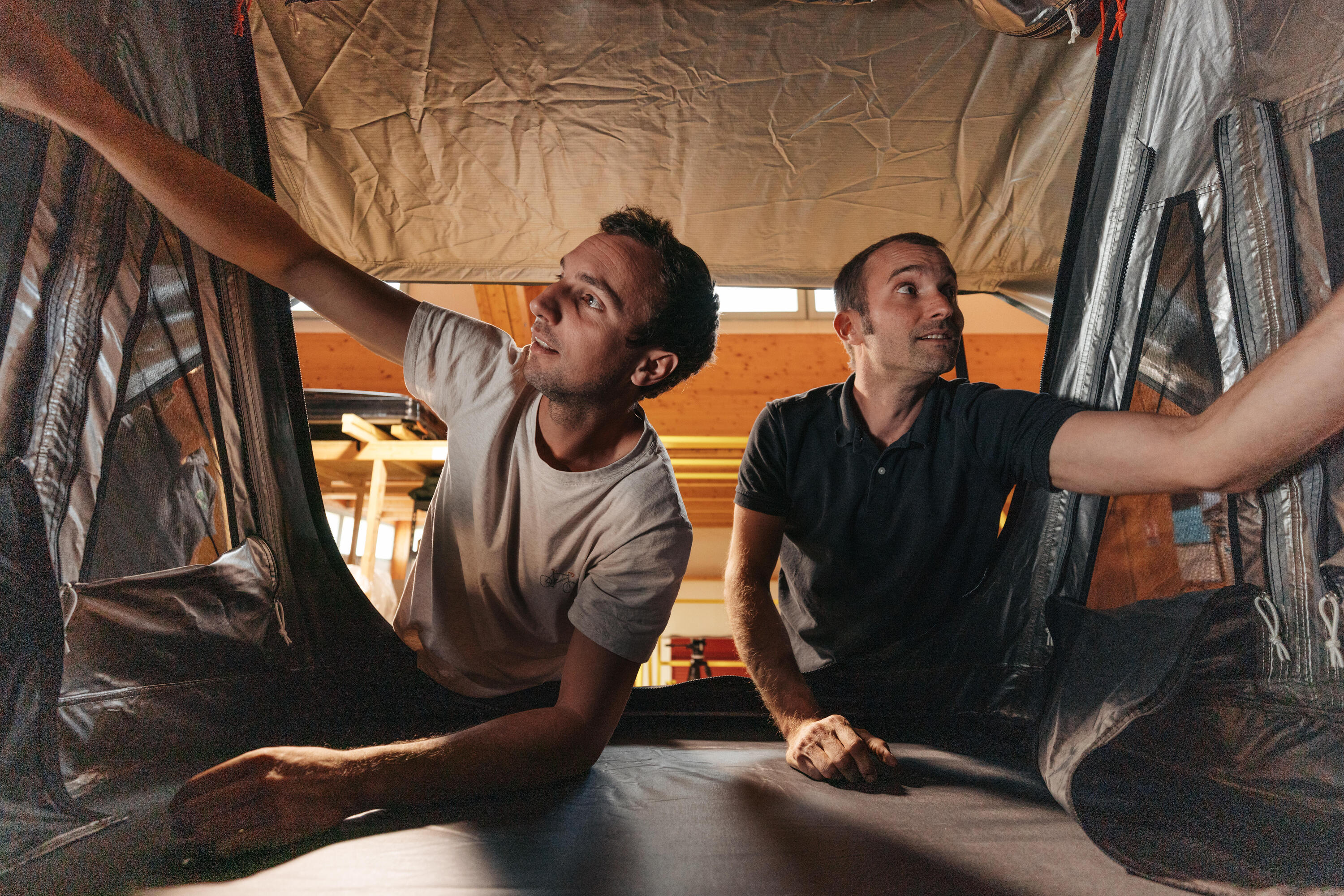 Quechua x NaïtUp Fresh & Black two-person hardtop roof tent 58/105