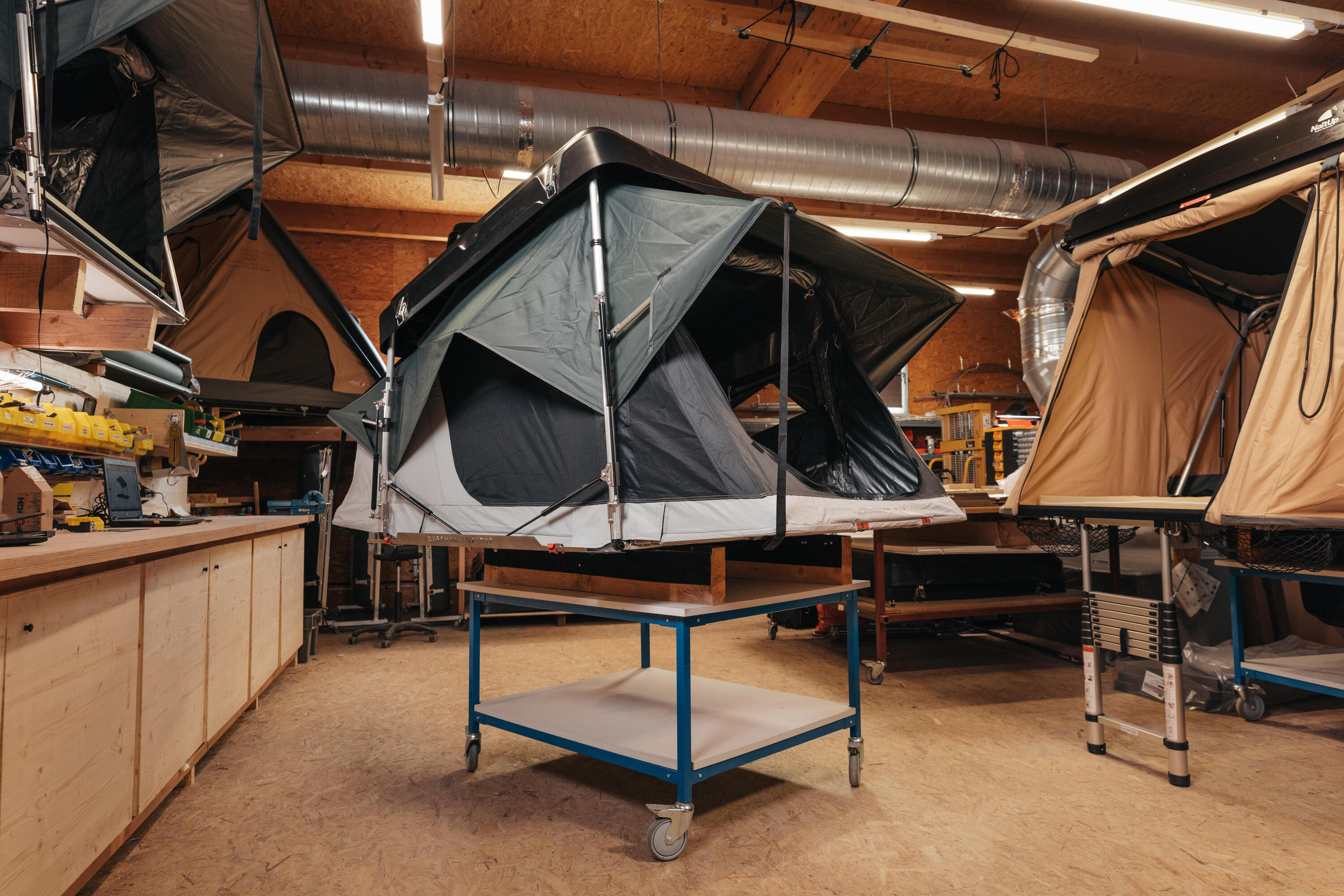 Quechua x NaïtUp Fresh & Black two-person hardtop roof tent 64/105
