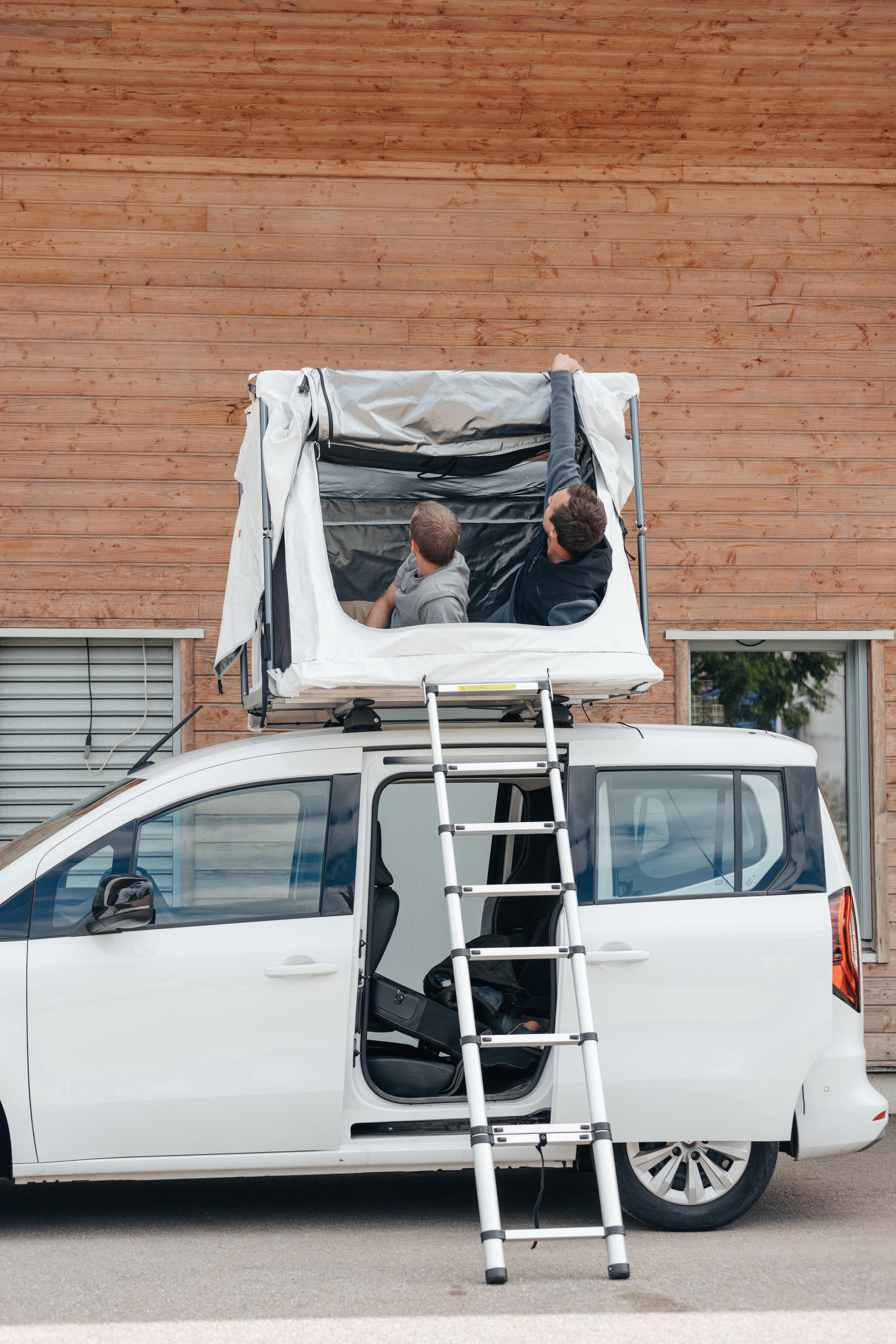 Quechua x NaïtUp Fresh & Black two-person hardtop roof tent 80/105
