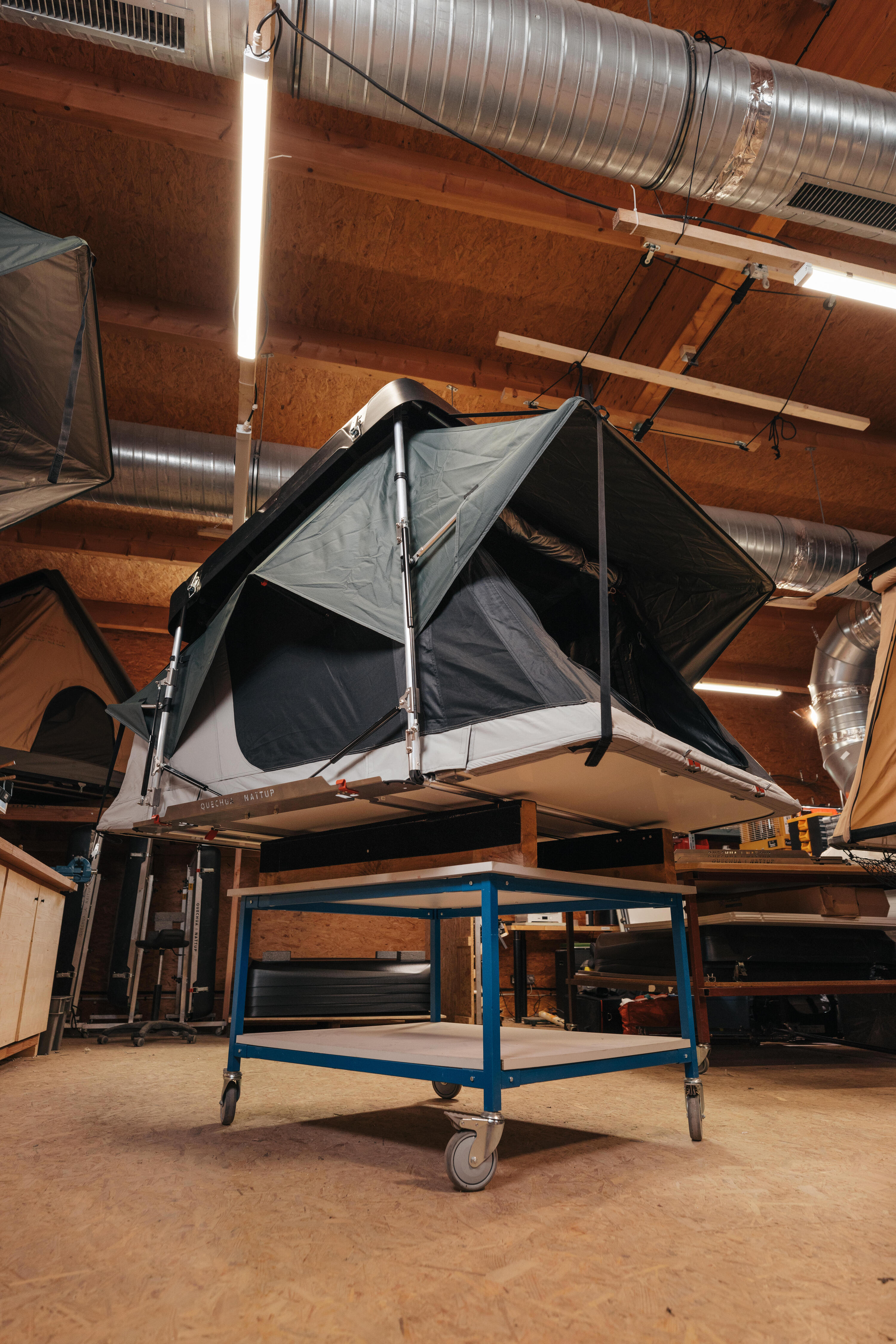 Quechua x NaïtUp Fresh & Black two-person hardtop roof tent 66/105