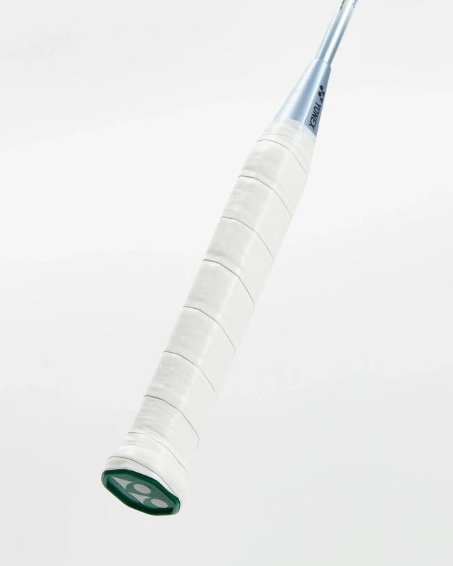 Yonex Nanoflair 001 Clear, silberner Schläger mit weißem Griffband, glatte Textur, schlanke Form.