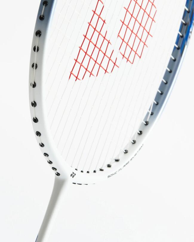 Rahmen des Yonex Nanoflair 001 Clear in Schrägansicht vor weißem Hintergrund.