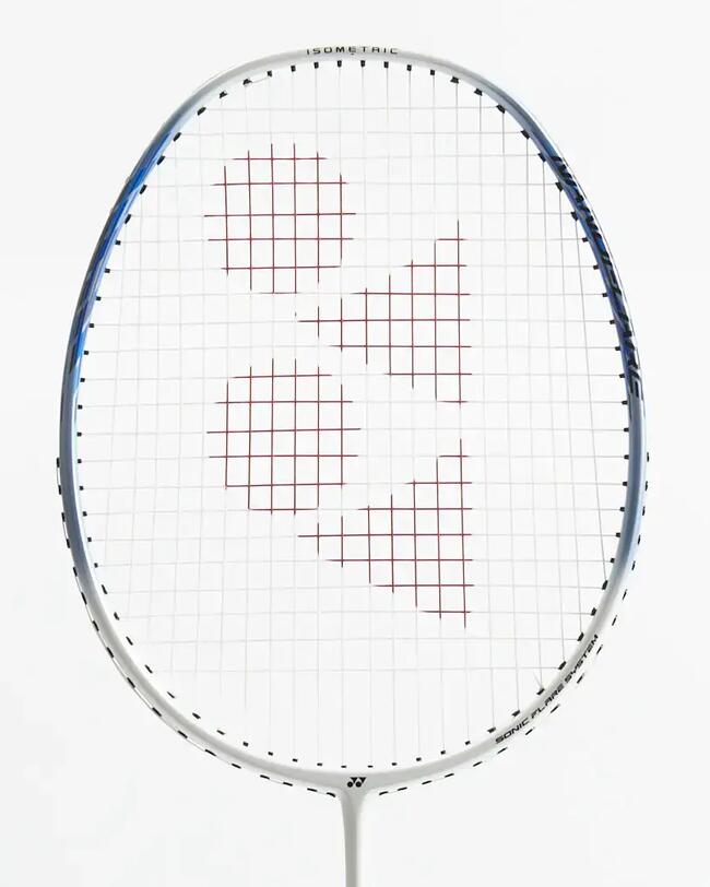 Yonex Nanoflair 001 Clear, weißer Schläger mit blauem Rand, rote Symbole auf Bespannung, isometrische Form.