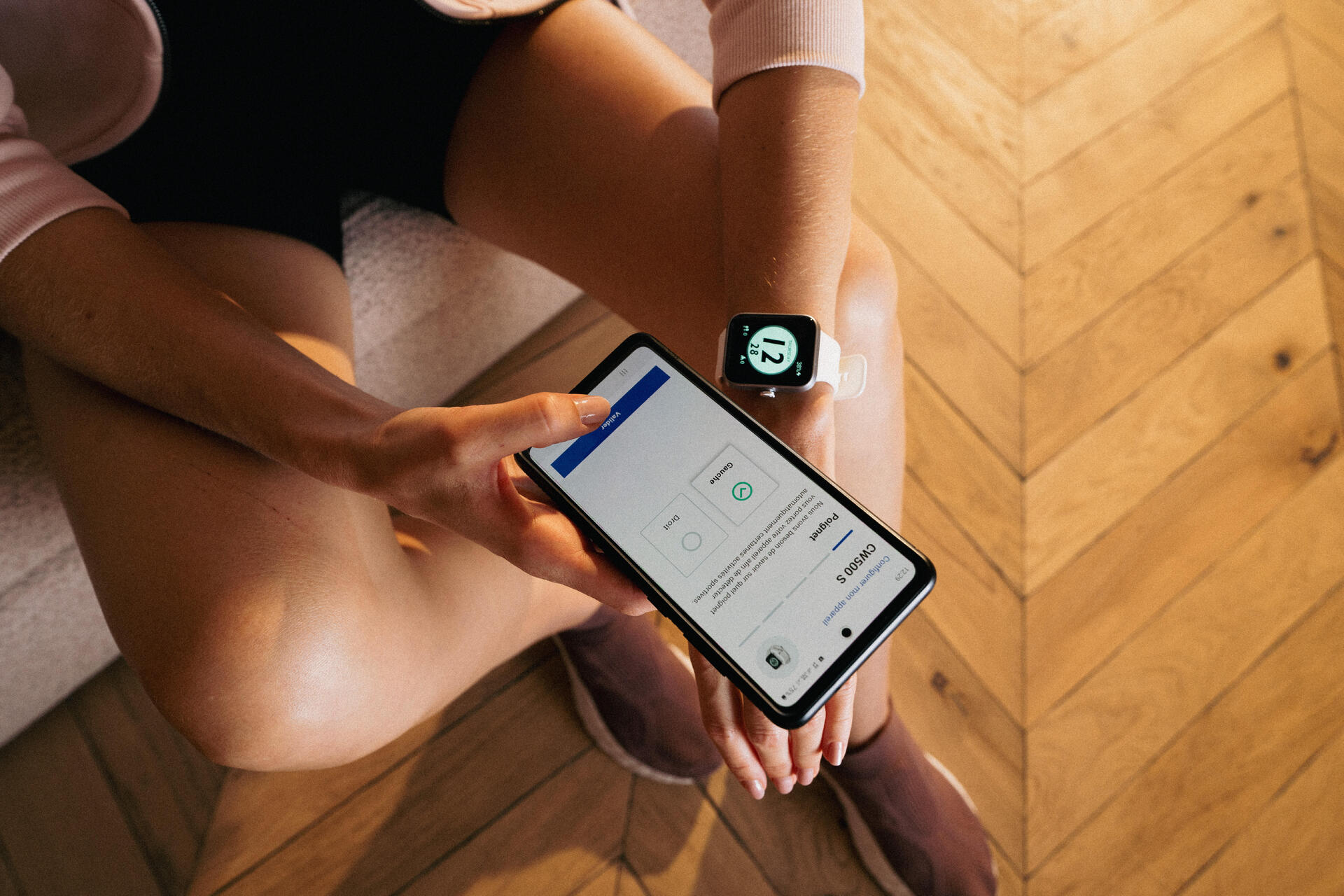 Osoba konfigurująca smartwatch z telefonem
