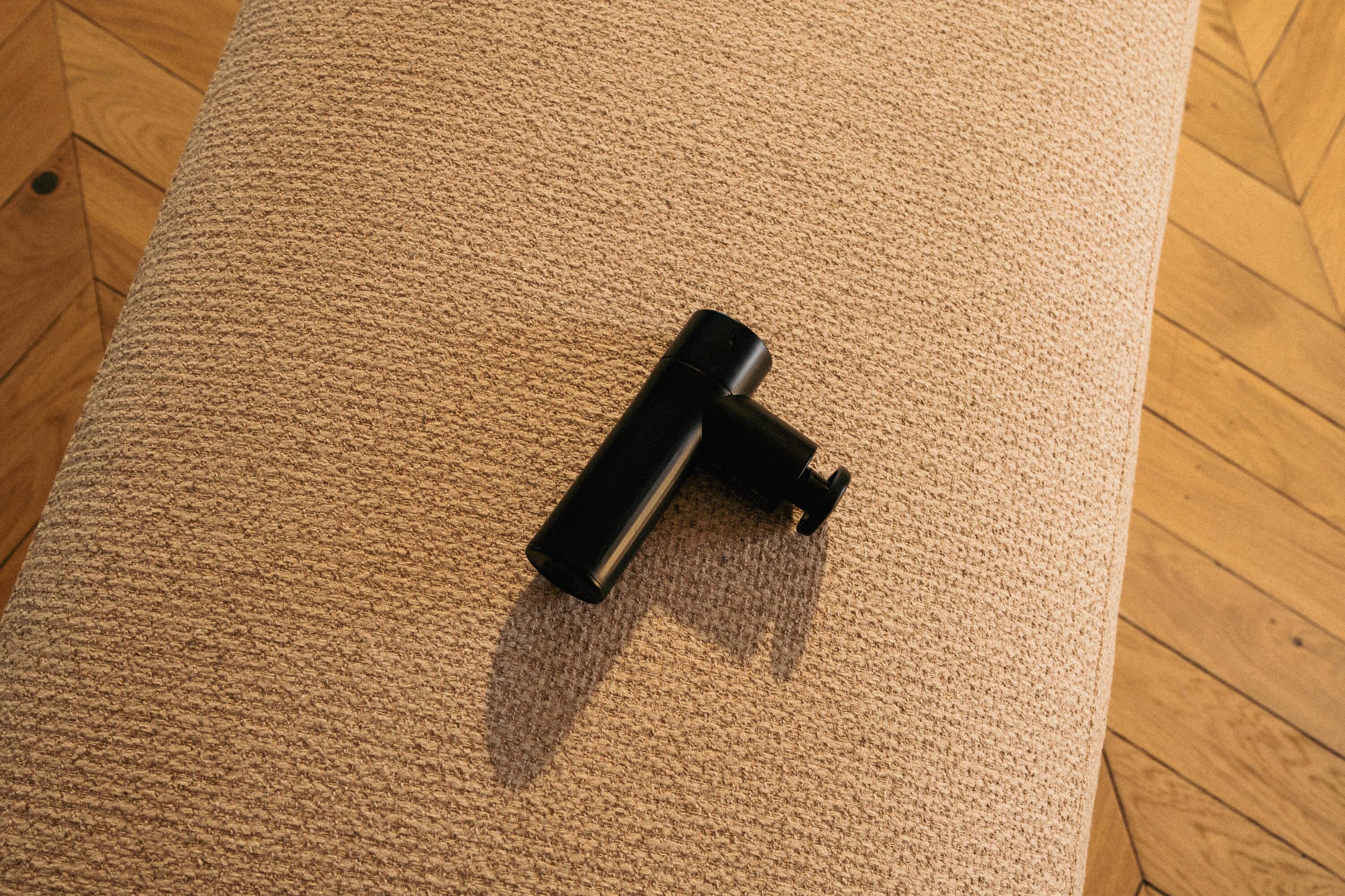 Massagepistole Mini mit 4 Aufsätzen 30/39