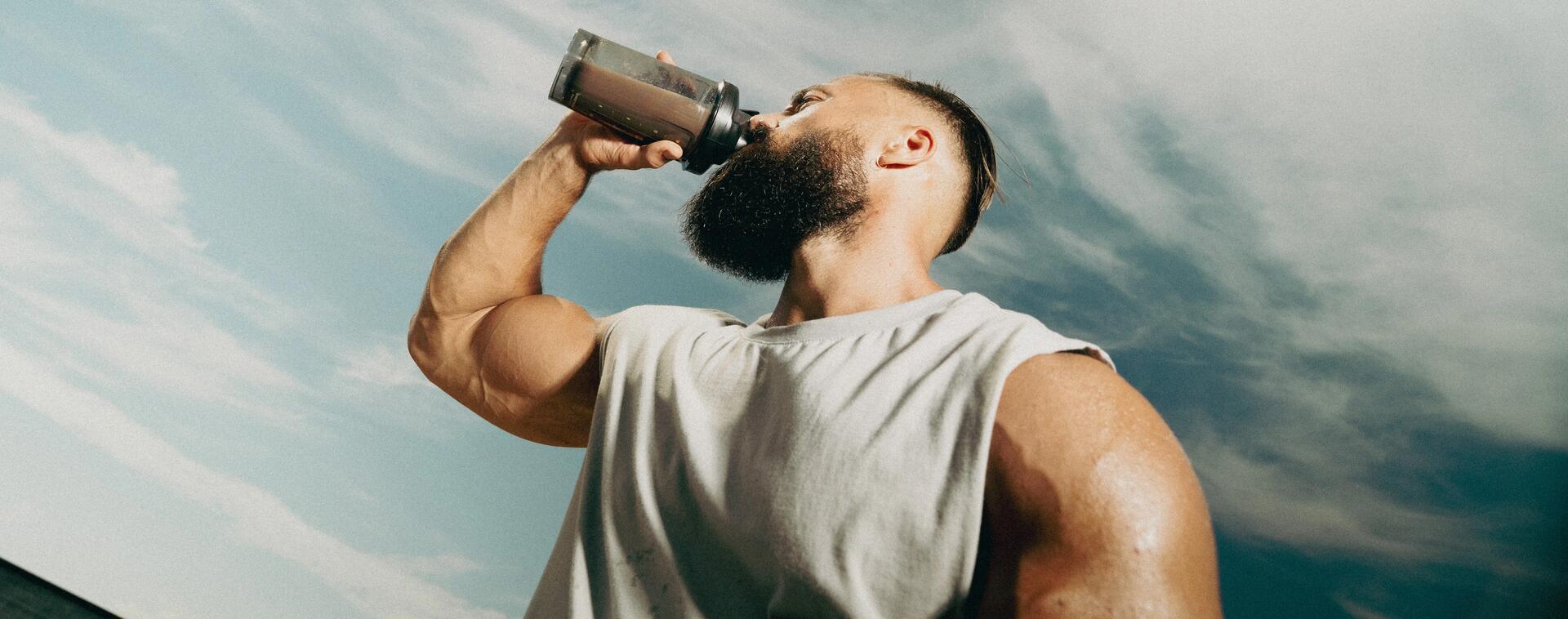 hombre tomando batido de proteínas