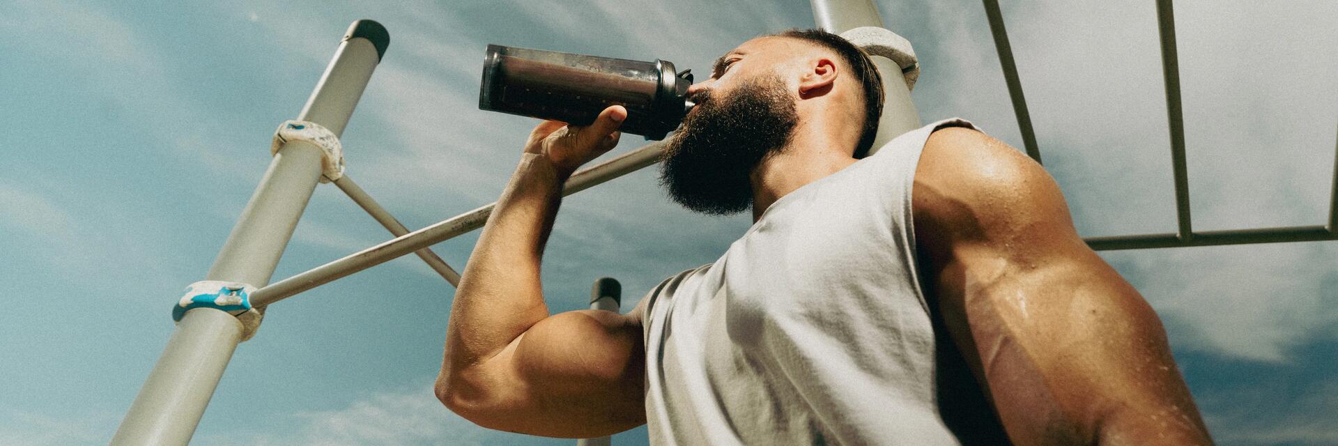 hombre tomando batido de proteínas