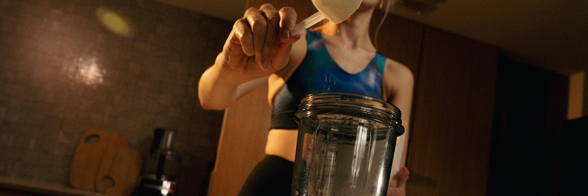 Frau, die einen Whey-Shaker hält