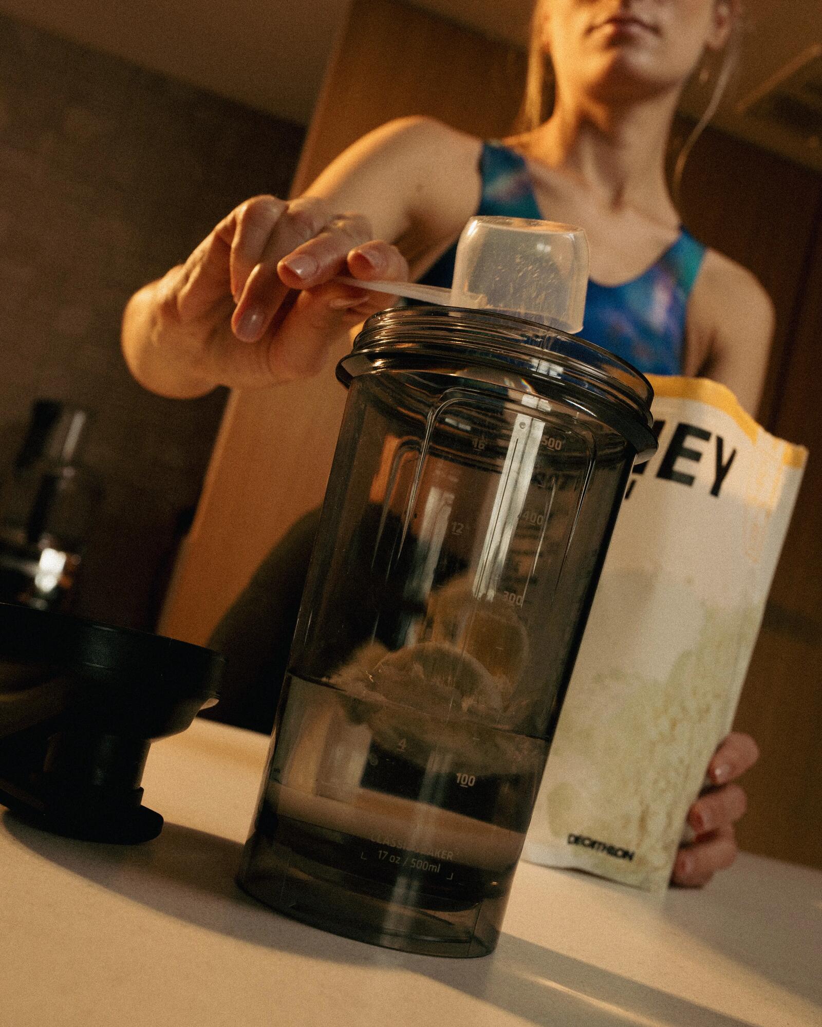 Frau macht sich einen Proteinshake