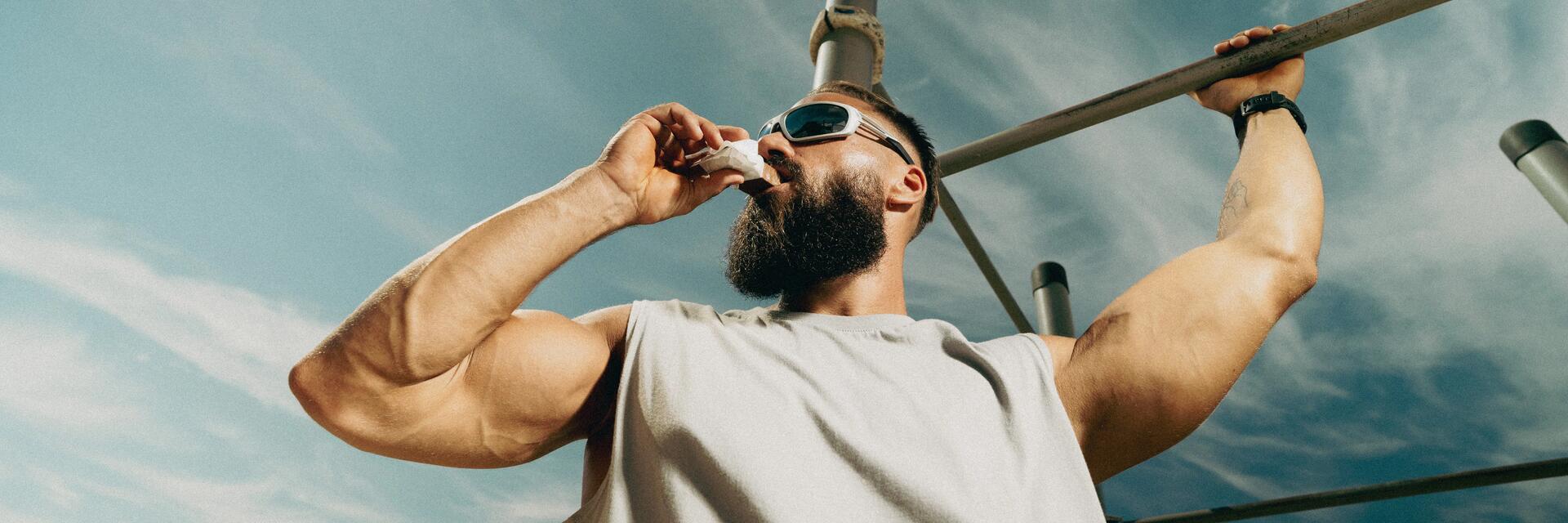 hombre comiendo barrita de proteína