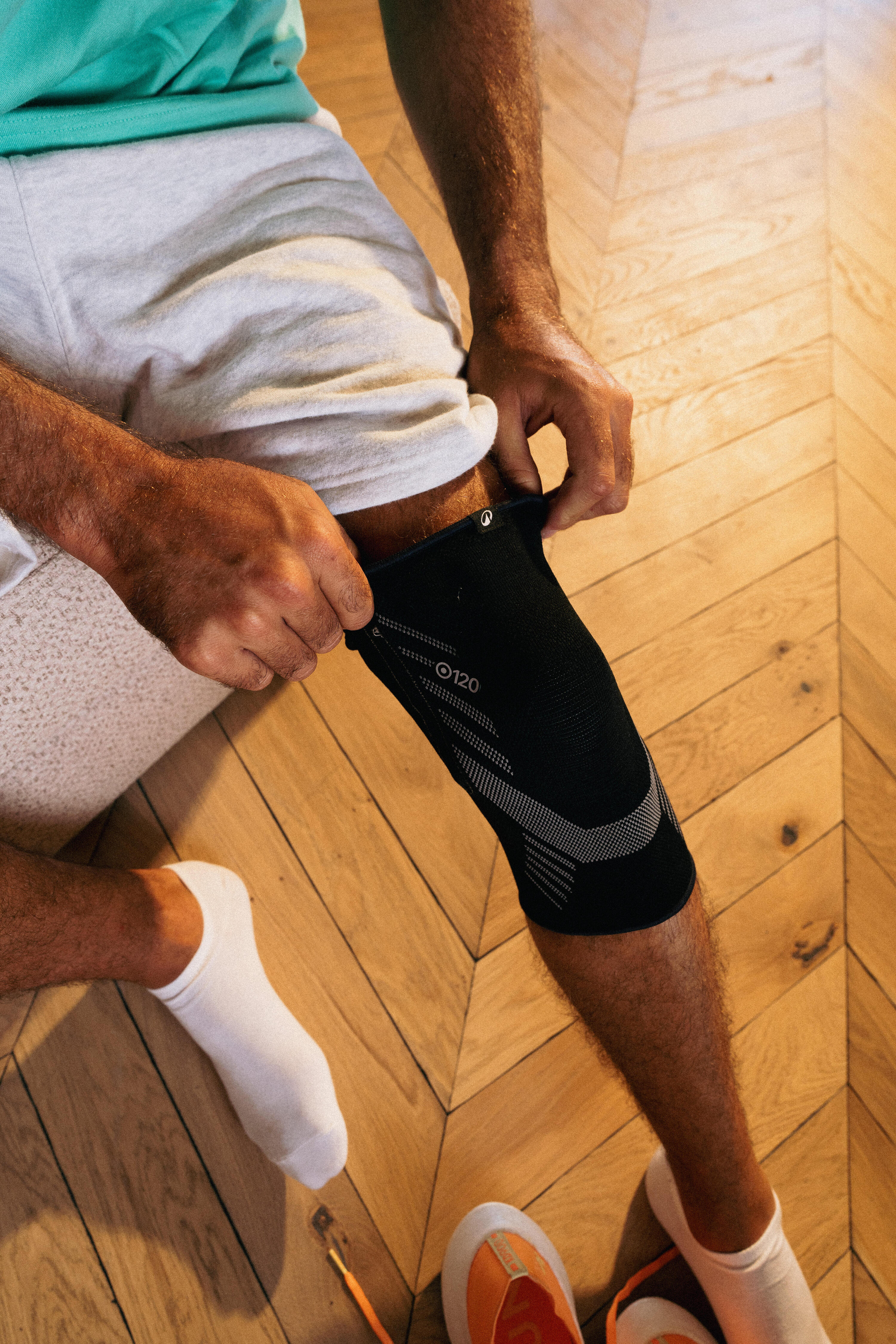 Genouillère de maintien droit ou gauche avec renforts latéraux 14/18