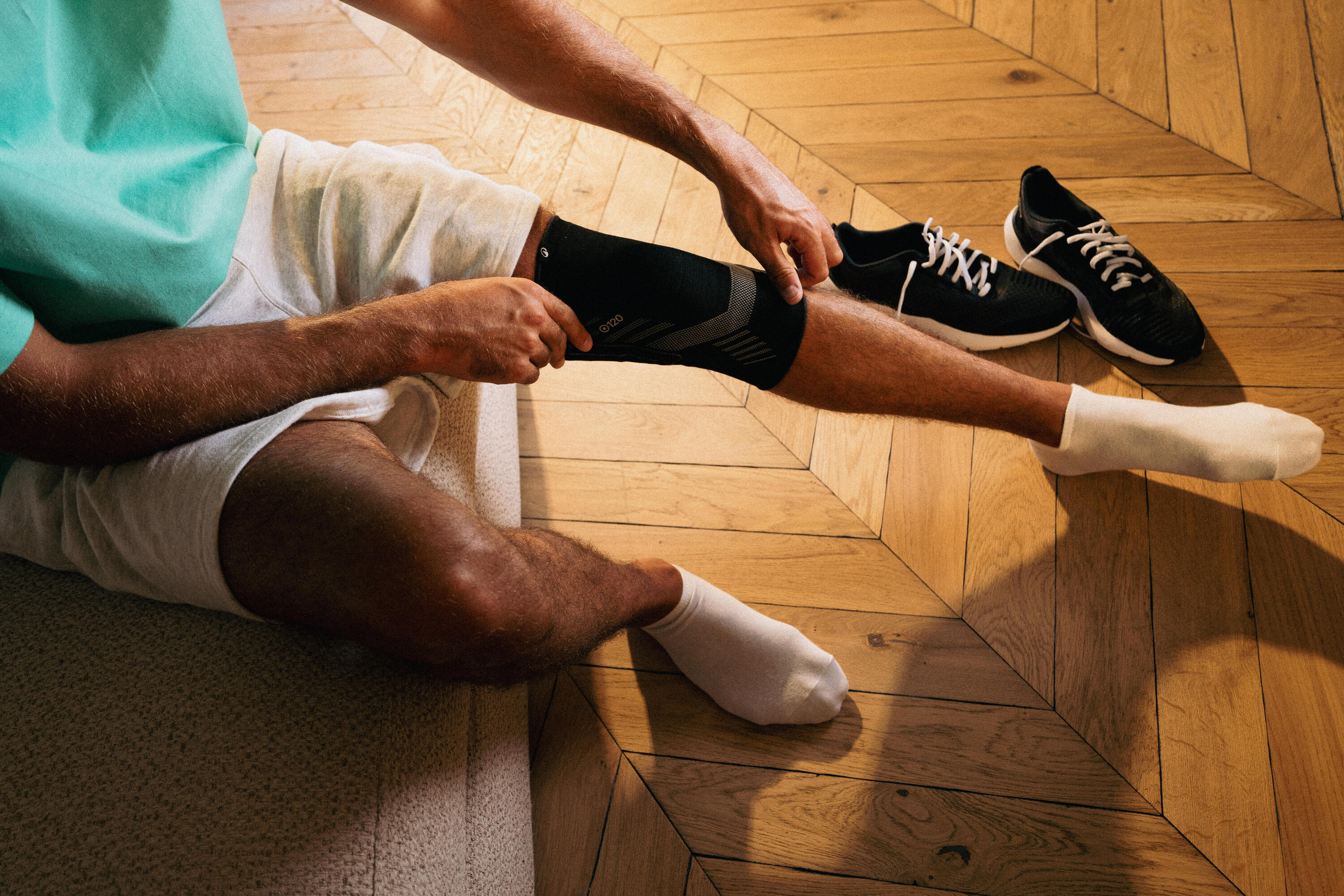 Genouillère de maintien droit ou gauche avec renforts latéraux 16/18