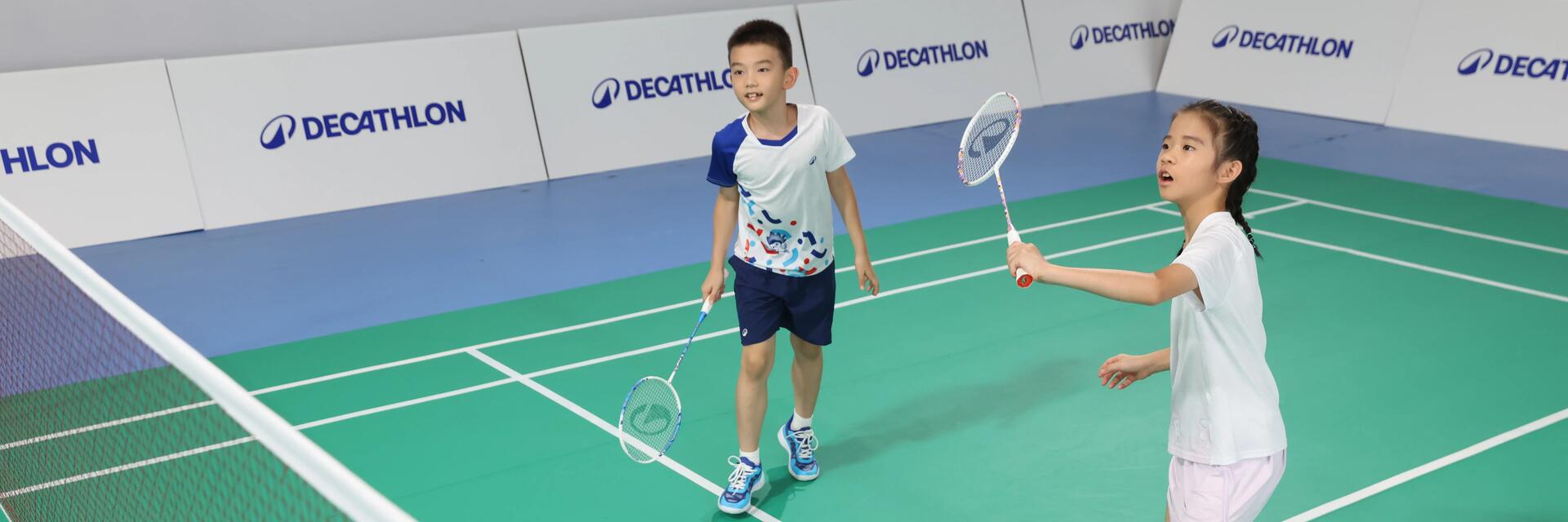 Zwei Kinder spielen Badminton in auf einem Feld