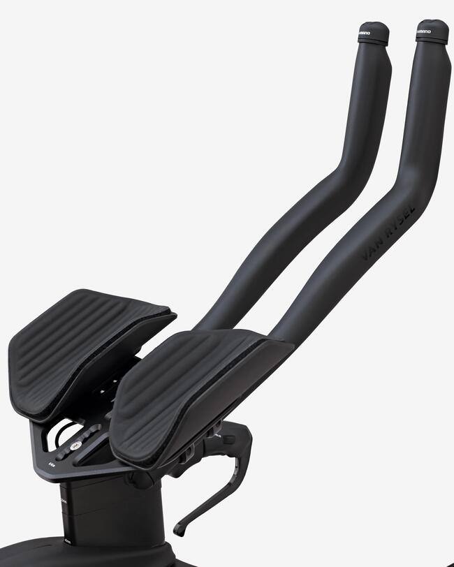 Schwarzer Triathlonlenker mit Armauflage an schwarzem Rennradlenker
