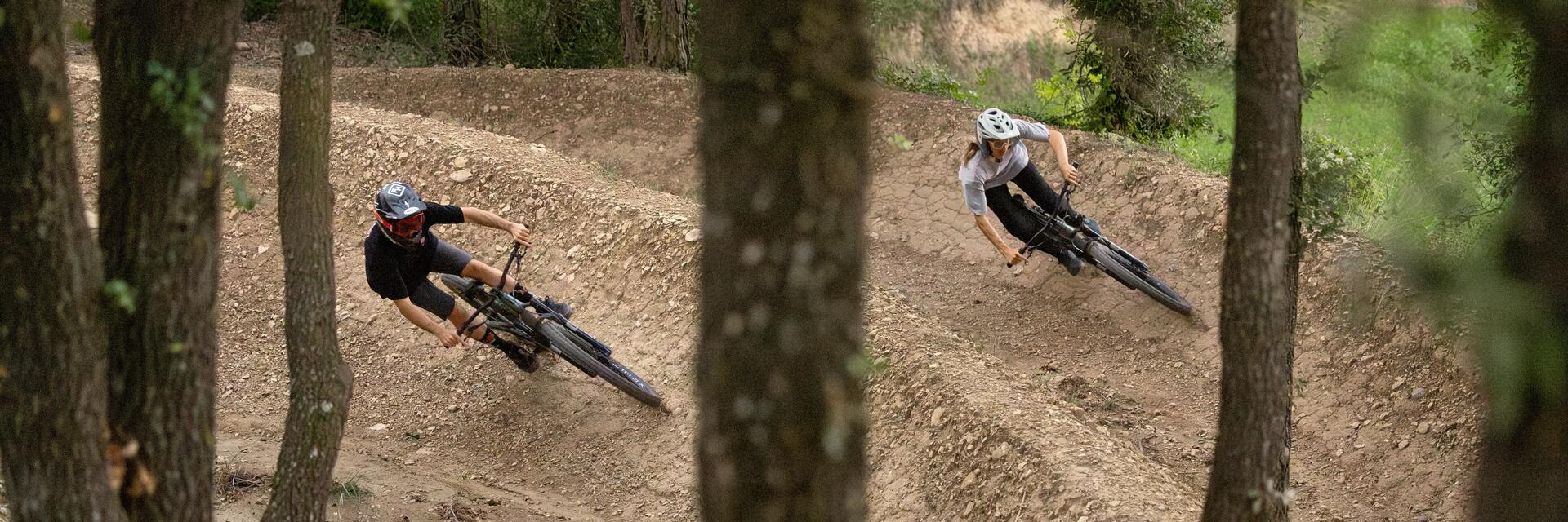 Rowerzyści jadący na rowerze typu dirt