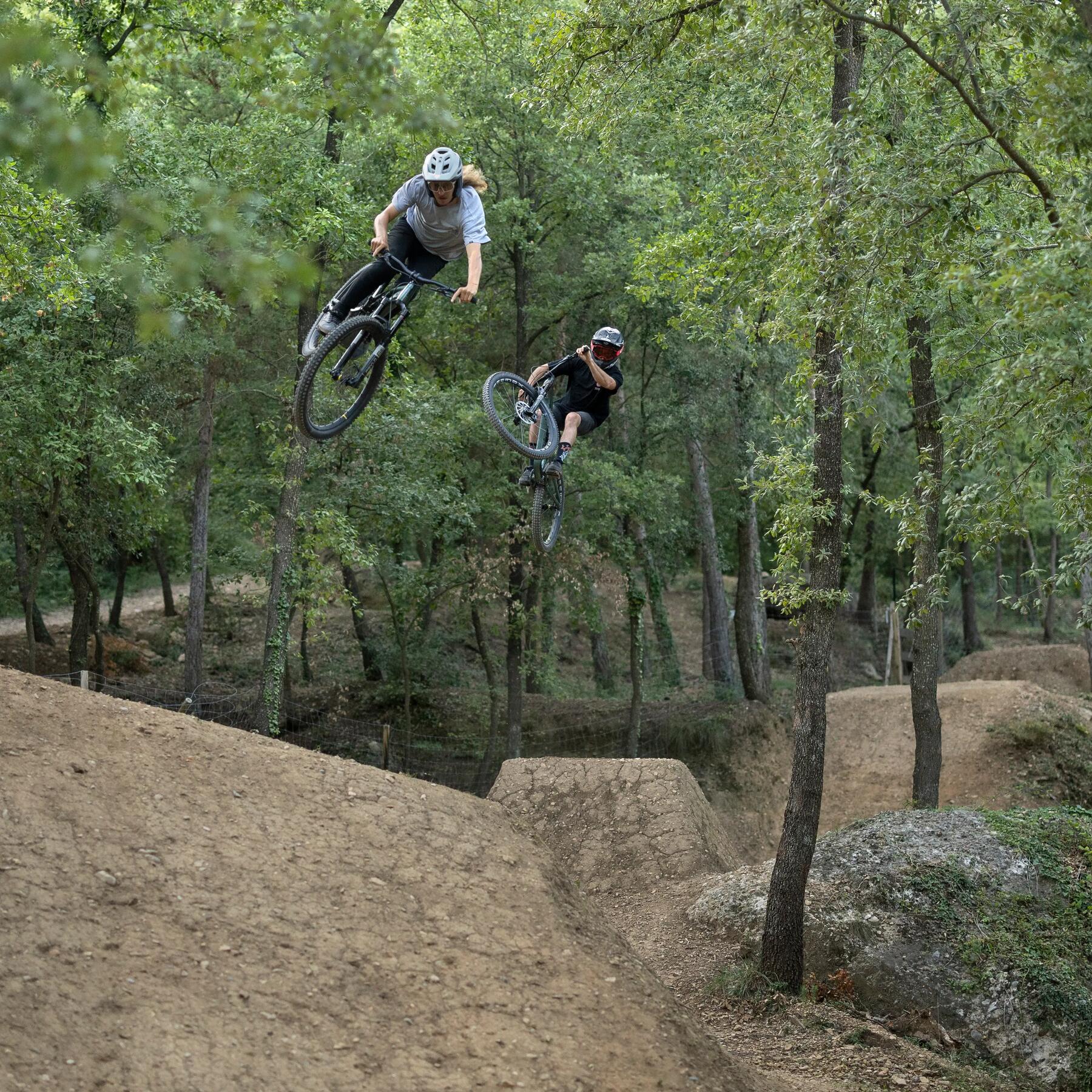 amigos haciendo saltos con mountain bike